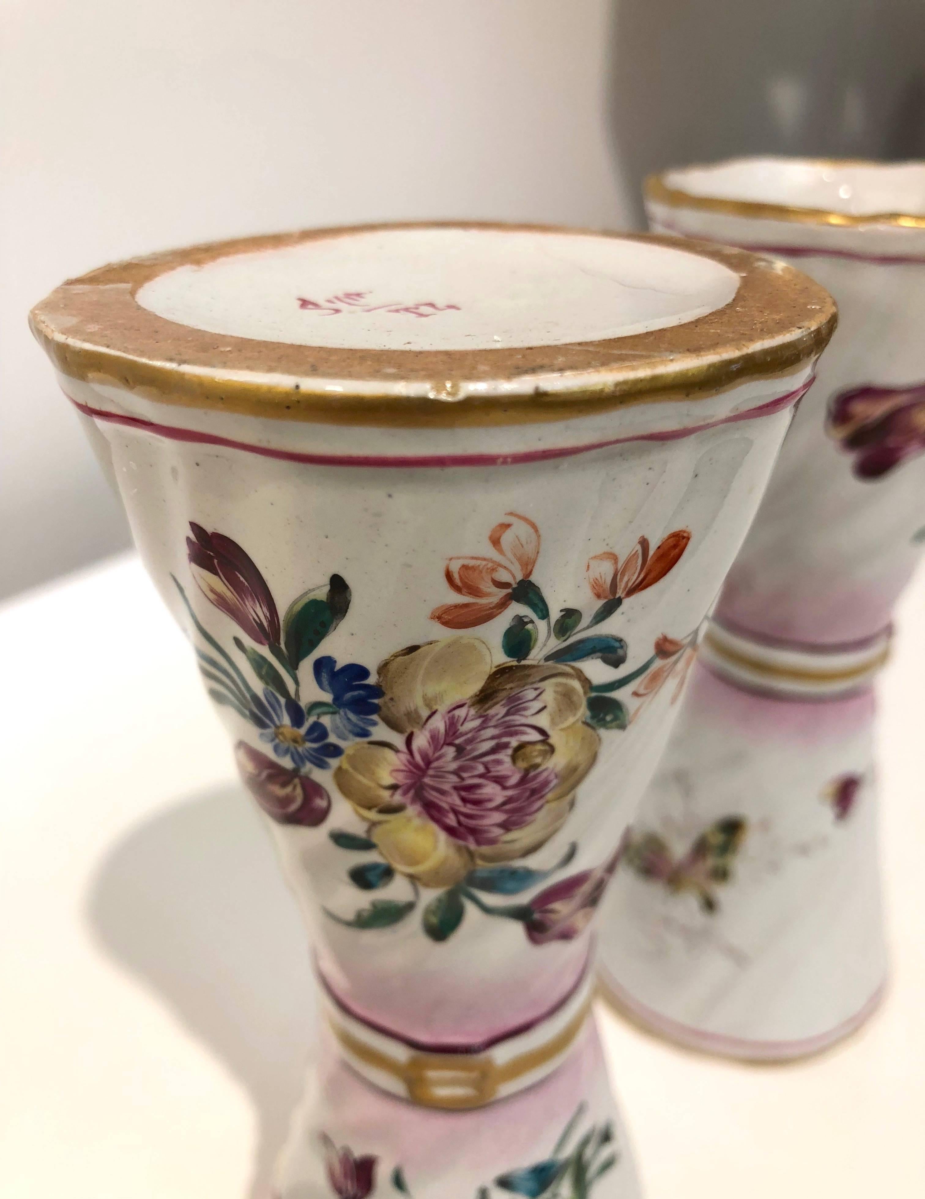 Paire de vases à fleurs blancs et roses en faïence et majolique de Saint-Clément des années 1870 en vente 3