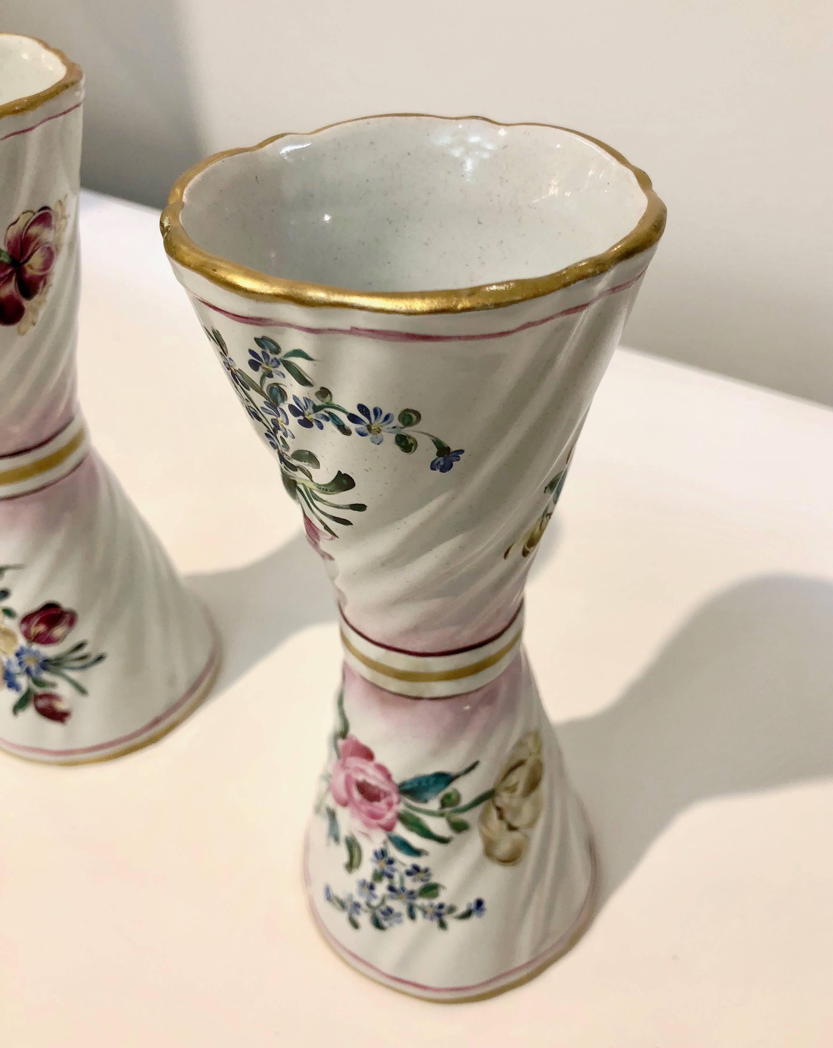 Napoleon III 1870s St. Clement French Faience Majolica Pair of White Pink Flower Vases For Sale