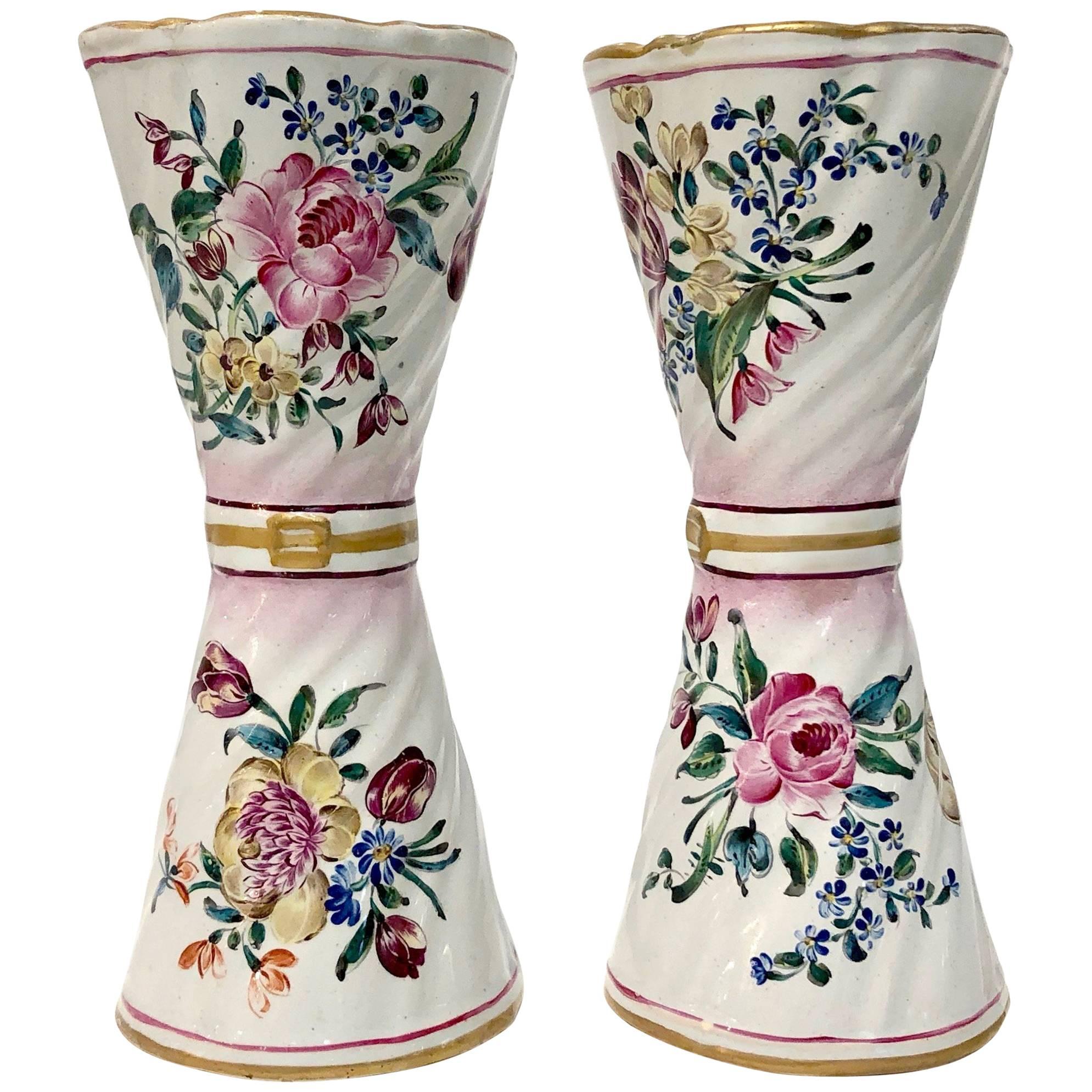 Paire de vases à fleurs blancs et roses en faïence et majolique de Saint-Clément des années 1870