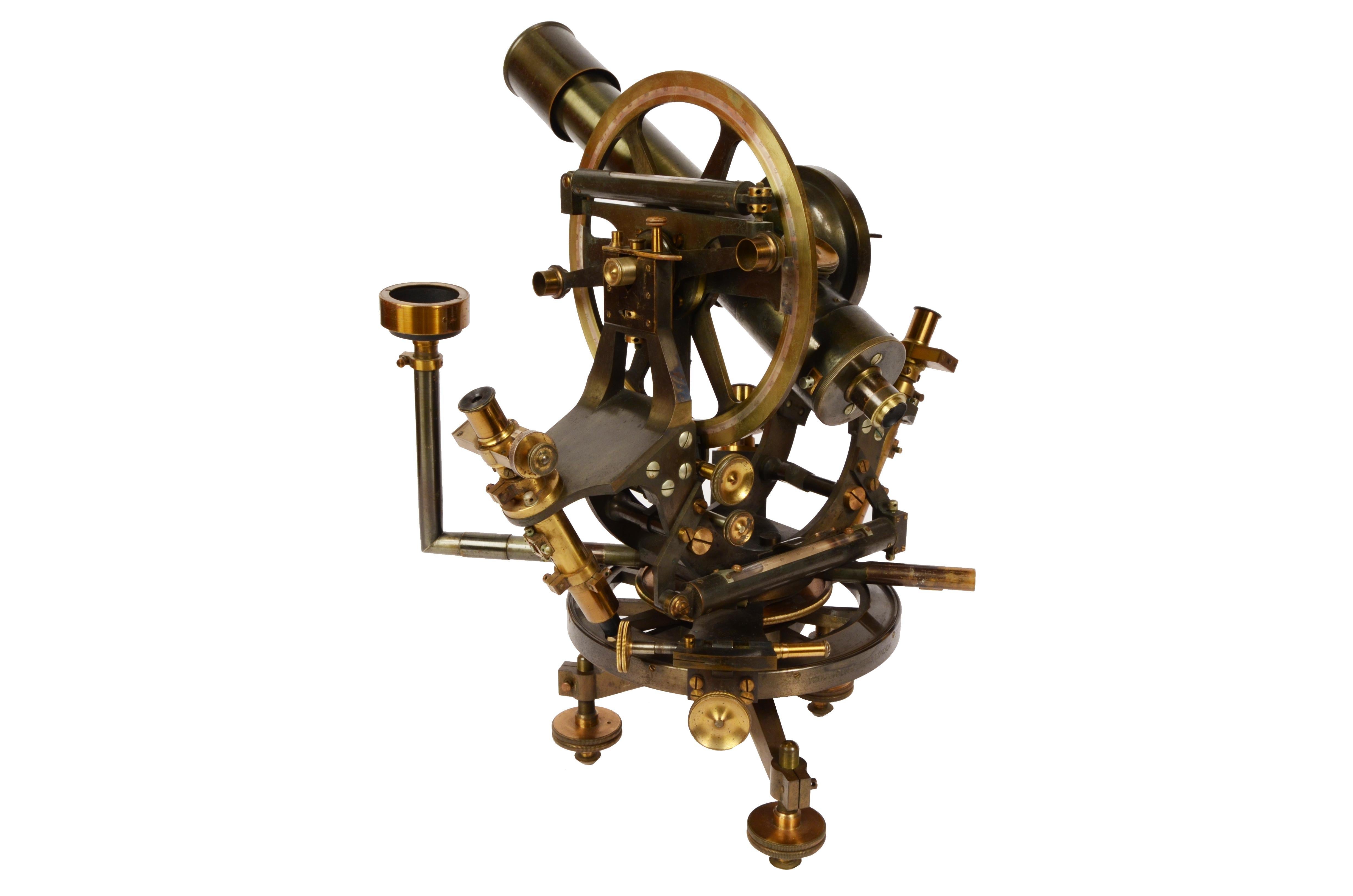 Theodolite in burnished brass signed Troughton & Simms London and housed in two wooden cases from the second half of the nineteenth century. Three-spoke base with adjustment screws, large horizontal and vertical graduated circle with opposing