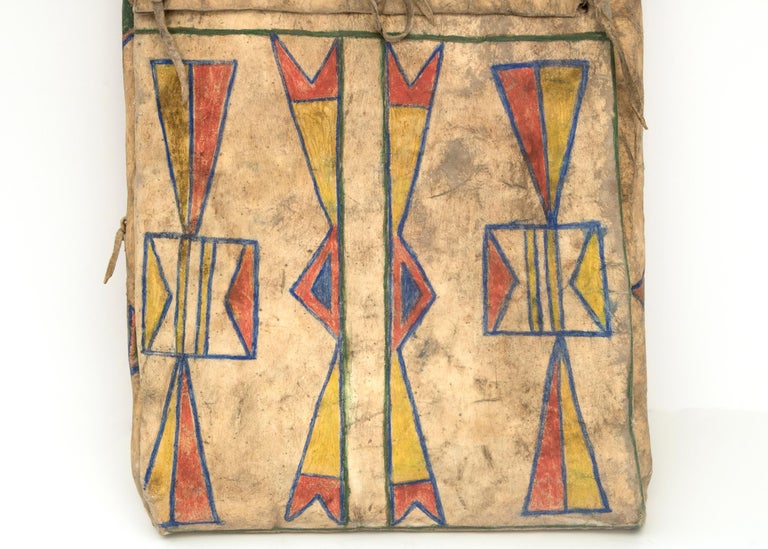 1870s Transitional Plateau Rawhide Parfleche Envelope with Geometric Patterns In Good Condition For Sale In Denver, CO