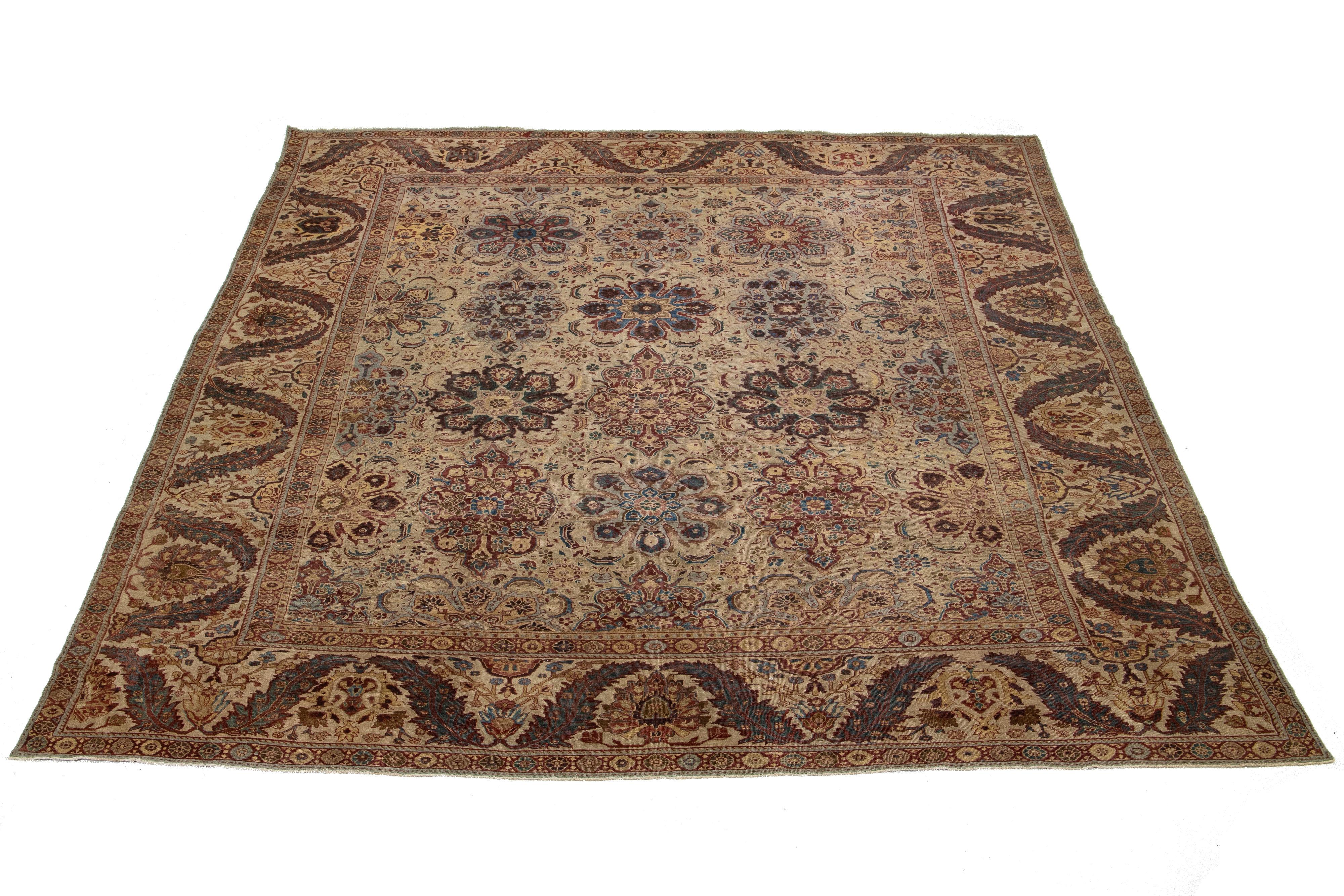 Dieser exquisite, einzigartige handgeknüpfte Wollteppich ist ein antiker Sultanabad-Teppich in Übergröße aus den 1870er Jahren. Es präsentiert ein khaki-braunes Feld, das mit mehrfarbigen Blumenakzenten verziert ist. Das robuste Wollgeflecht dieses
