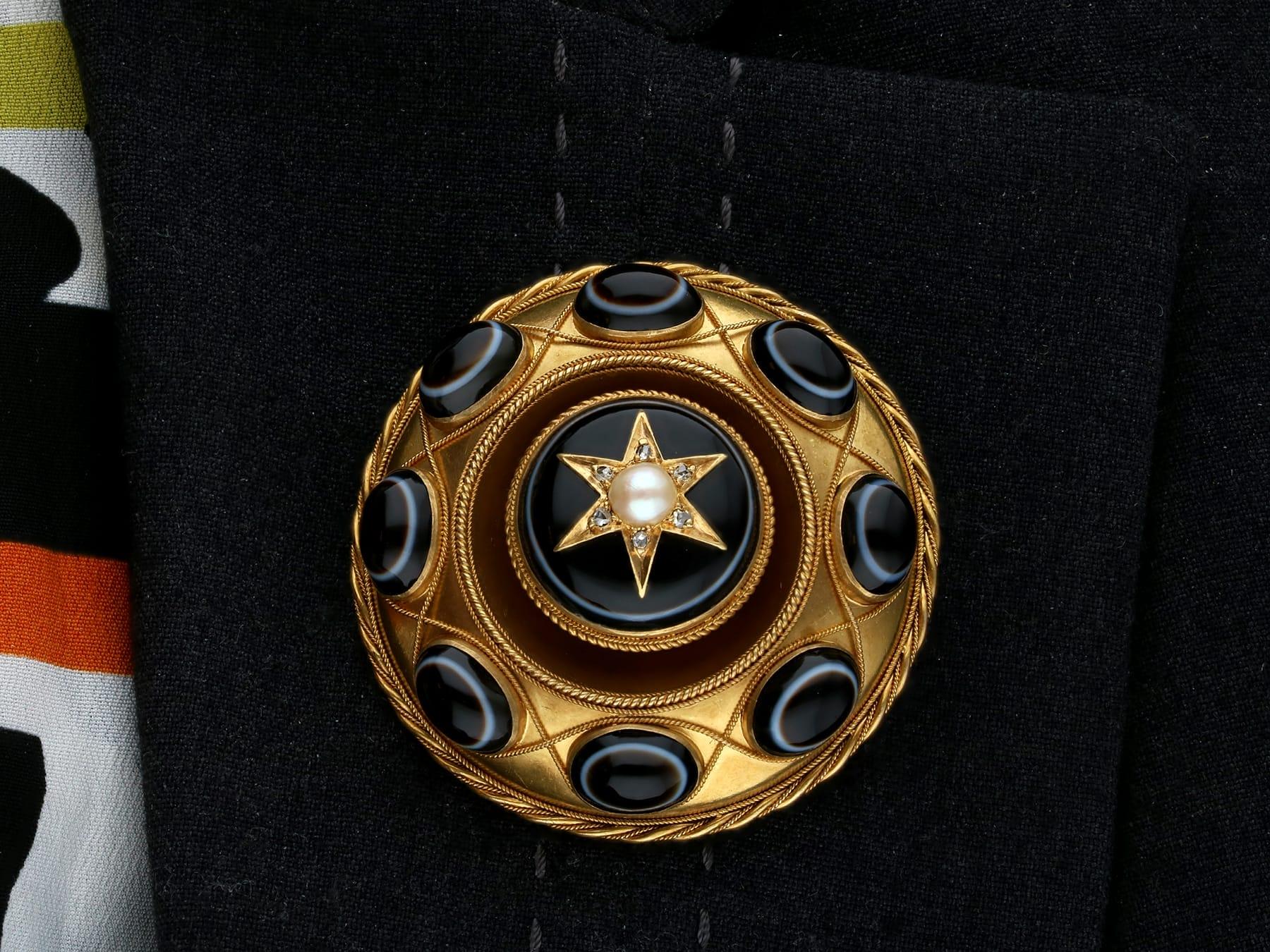 1870s Victorian Agate and Seed Pearl, Diamond Yellow Gold Mourning Brooch For Sale 5