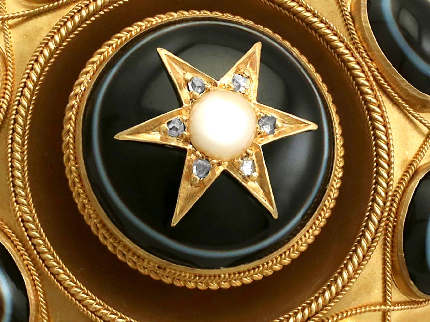 Taille cabochon Broche de deuil victorienne en or jaune avec agate et perles de rocaille, diamants, années 1870 en vente