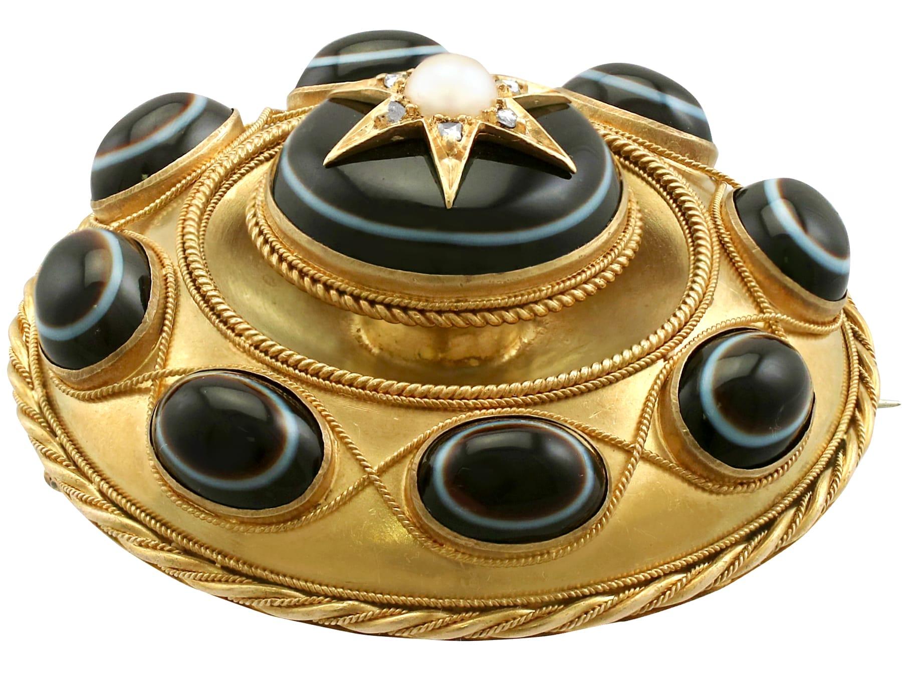 Broche de deuil victorienne en or jaune avec agate et perles de rocaille, diamants, années 1870 Unisexe en vente