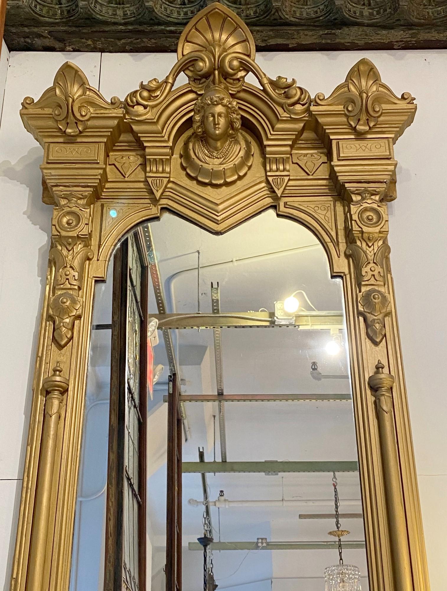 Dieser viktorianische Goldpierspiegel mit handgeschnitzter Jenny-Lind-Abdeckung und weißer Marmorablage befand sich ursprünglich in einem Brownstone-Salon aus den 1870er Jahren in der 6th Ave in Brooklyn, NY. Oben gibt es zwei Stellen, an denen