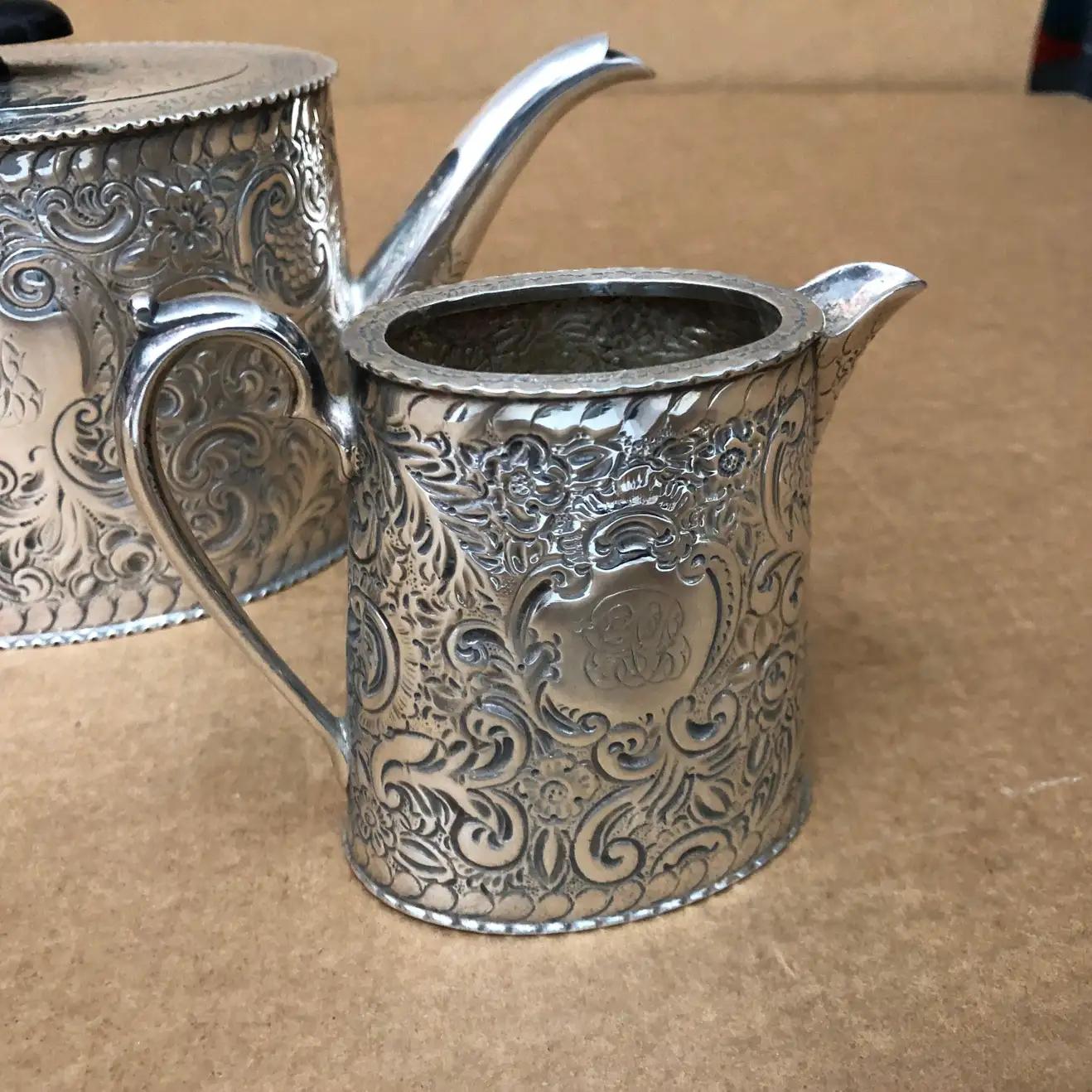 Anglais 1870s Victorian Silver Plated English 3 Pieces Tea Set en vente