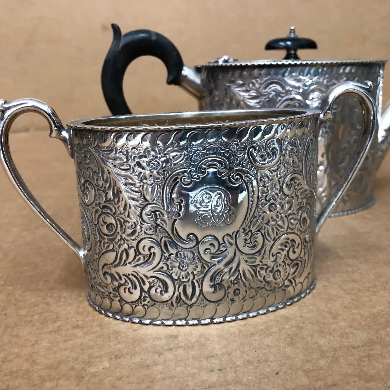 Gravé 1870s Victorian Silver Plated English 3 Pieces Tea Set en vente
