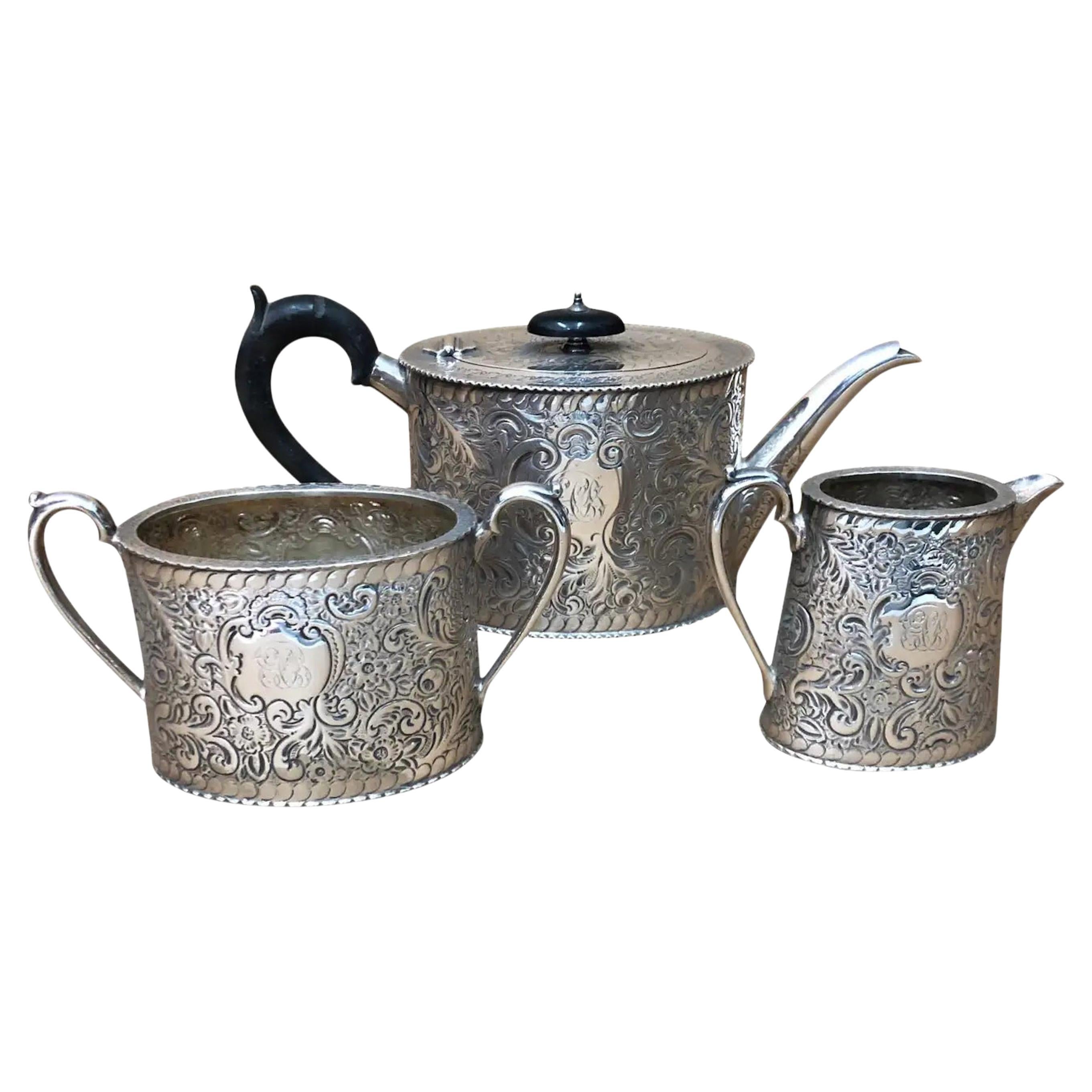 Juego de té inglés victoriano de 3 piezas bañado en plata de la década de 1870