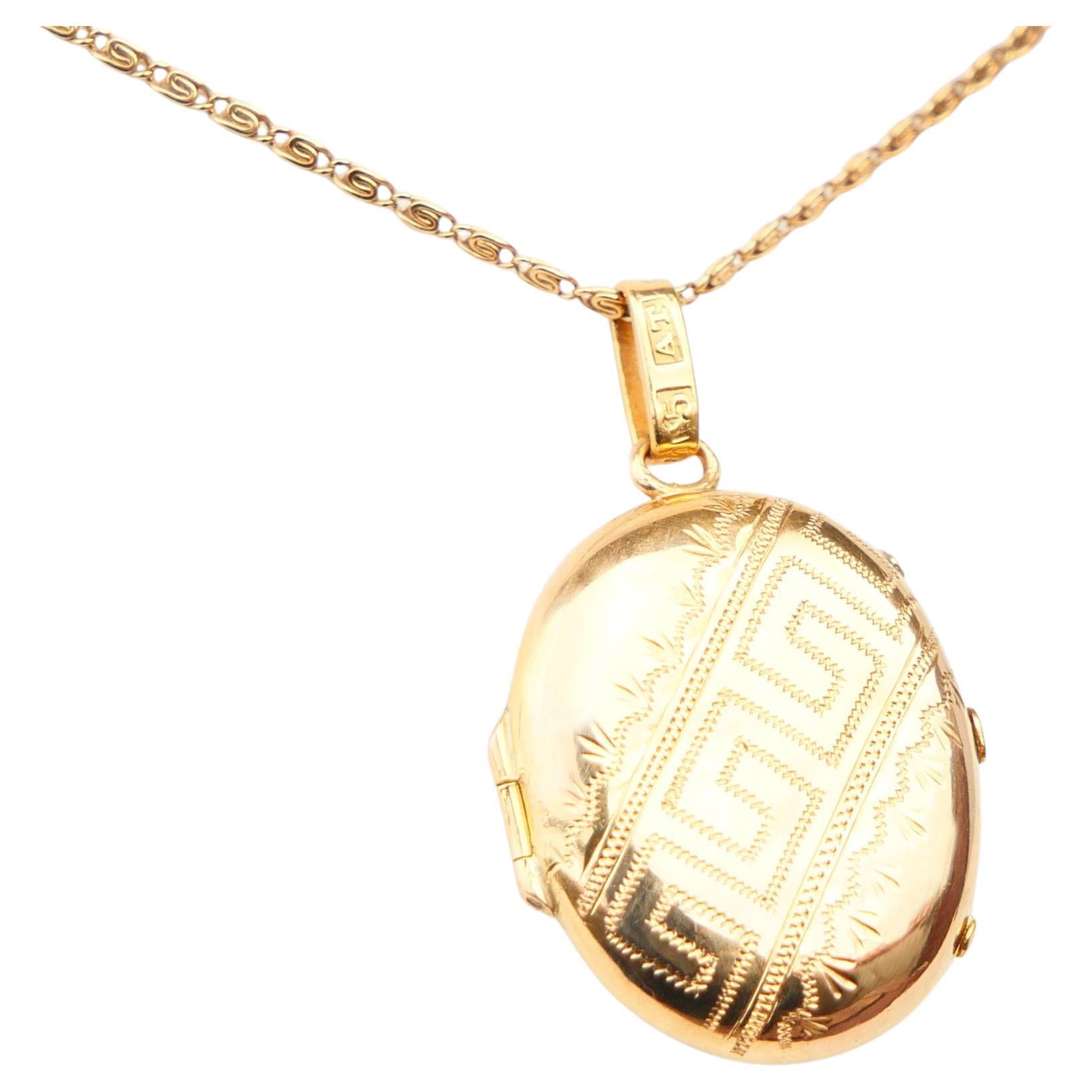 1873 Nordic Pendant Picture Locket solid 18K Yellow Gold/ 3.25 gr For Sale