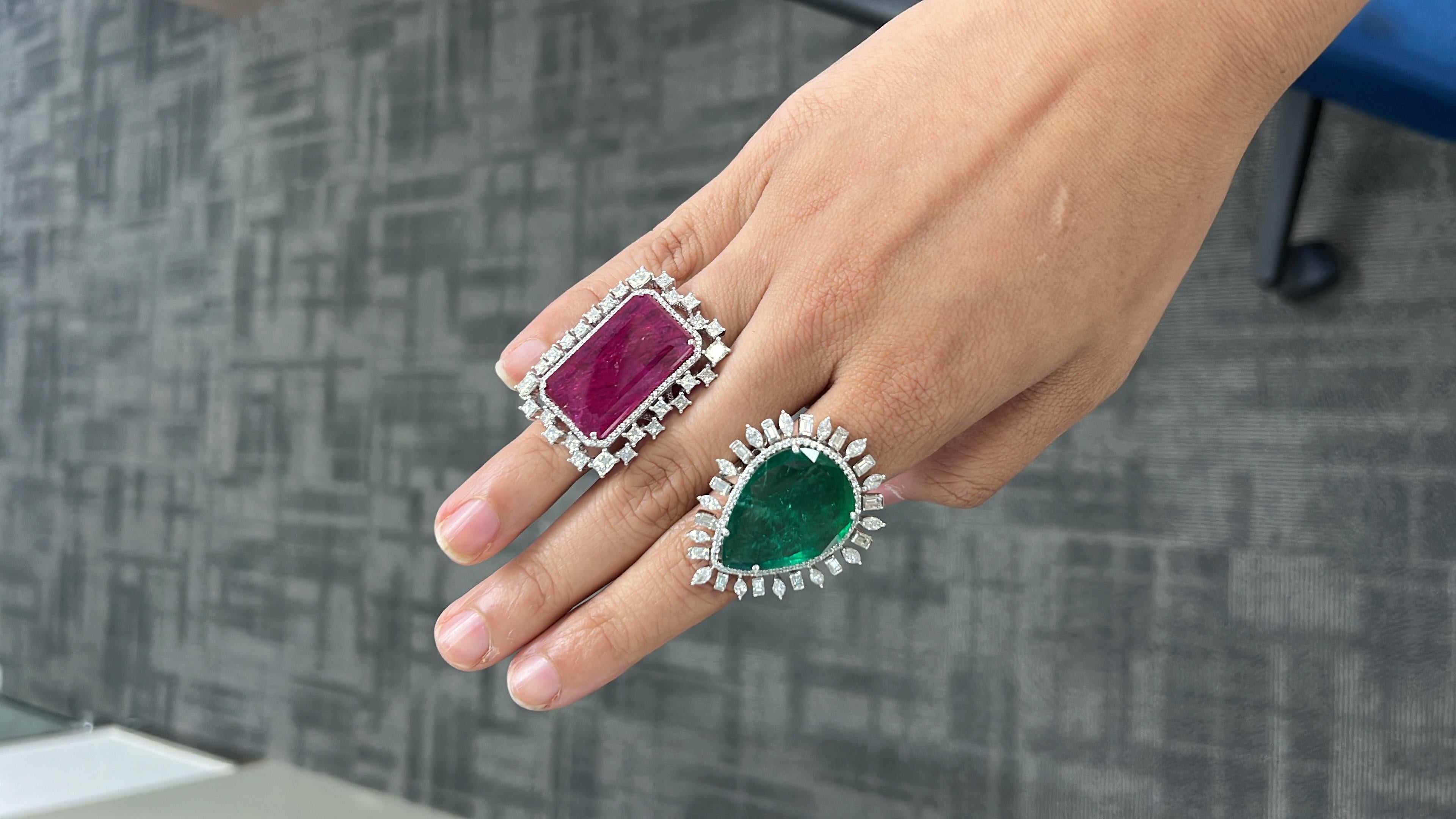 18.74 Carat Natural Emerald and Diamond Cocktail Ring Set in 18 Karat Gold For Sale 4