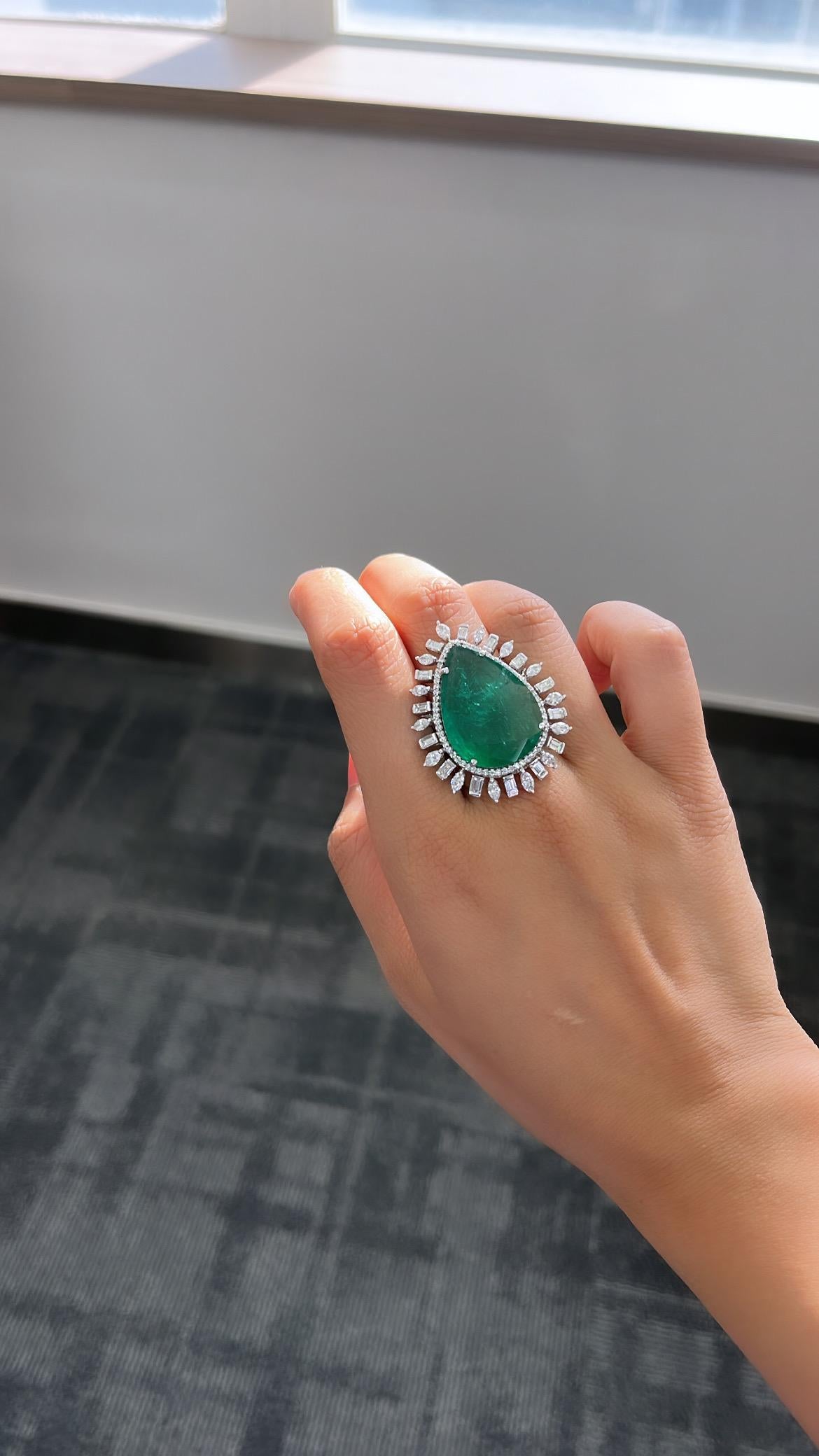 18.74 Carat Natural Emerald and Diamond Cocktail Ring Set in 18 Karat Gold For Sale 3