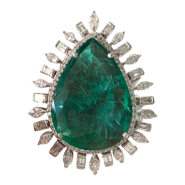 18.74 Carat Natural Emerald and Diamond Cocktail Ring Set in 18 Karat Gold For Sale