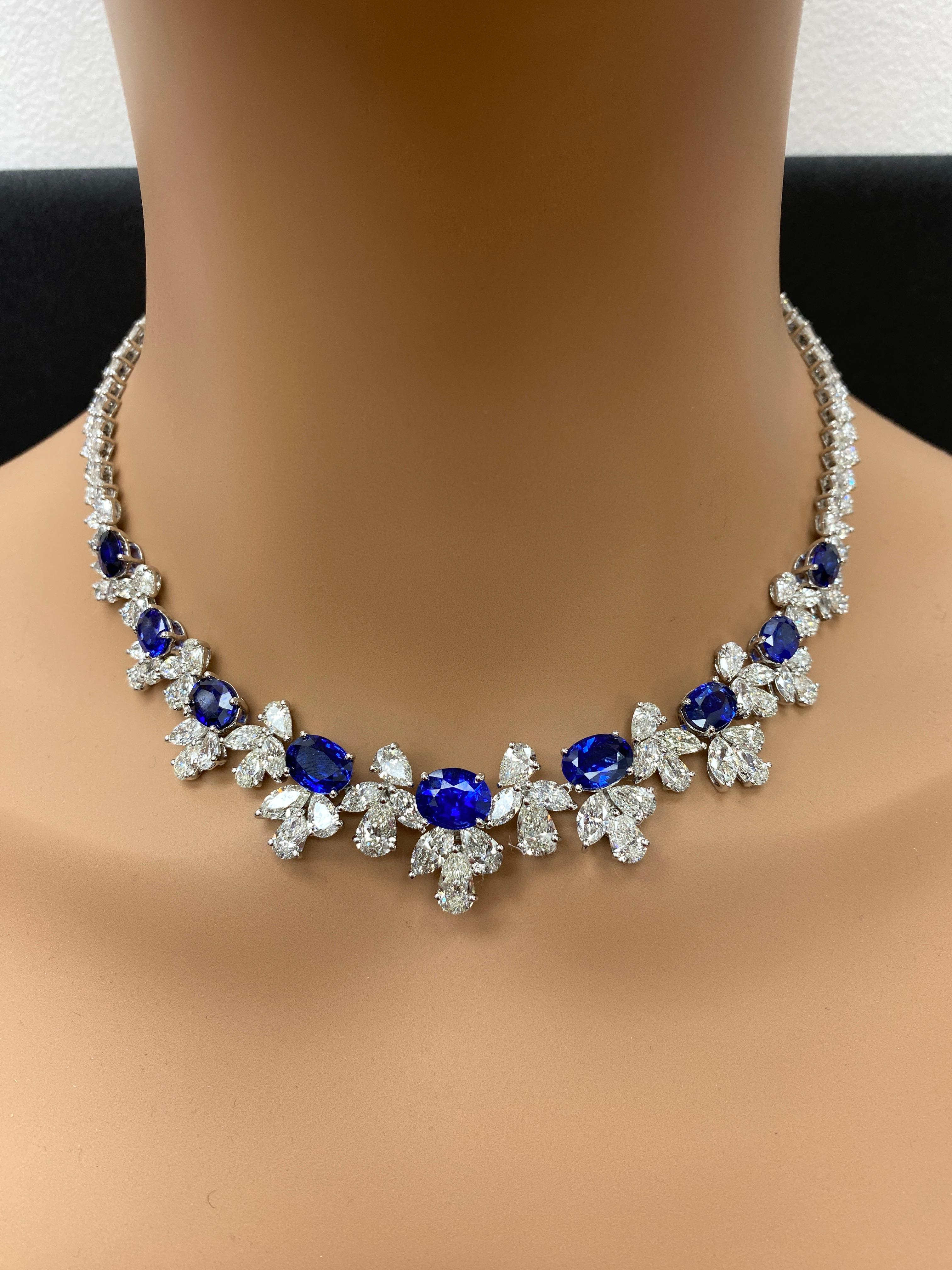 Diese atemberaubende Halskette besticht durch ein faszinierendes Design mit lebhaften blauen Saphiren im Ovalschliff, die für ihren satten Blauton bekannt sind. Das Stück ist aufwendig gearbeitet und wird durch eine Kombination von Diamanten im