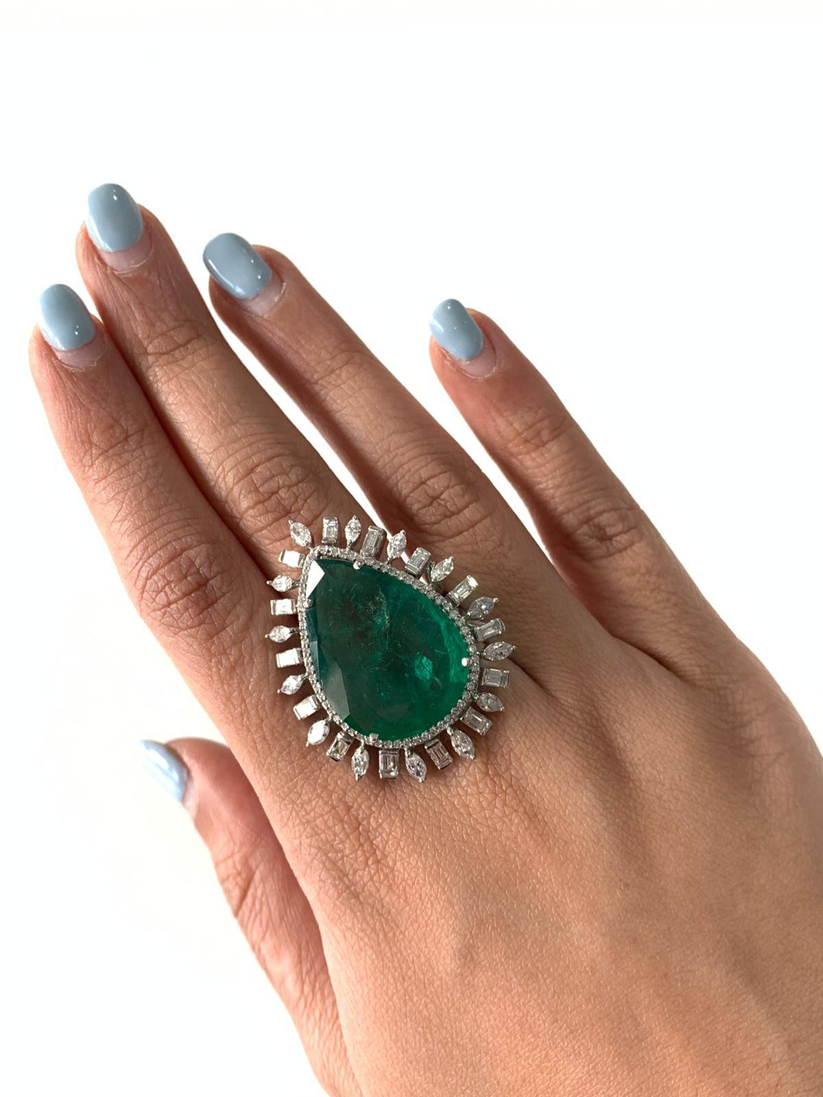Modern 18.74 Carat Natural Emerald and Diamond Cocktail Ring Set in 18 Karat Gold For Sale