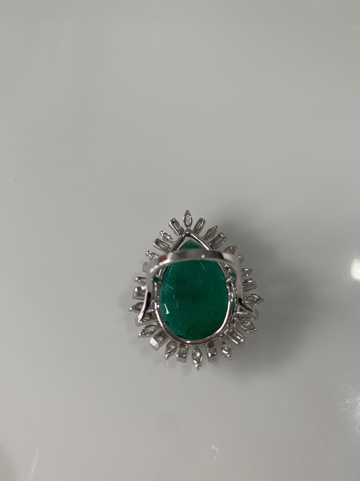 18.74 Carat Natural Emerald and Diamond Cocktail Ring Set in 18 Karat Gold In New Condition For Sale In Hong Kong, HK