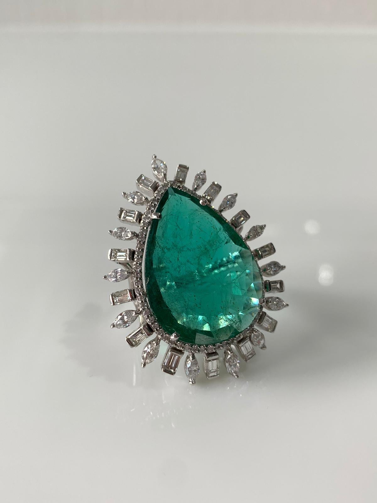 18.74 Carat Natural Emerald and Diamond Cocktail Ring Set in 18 Karat Gold For Sale 2