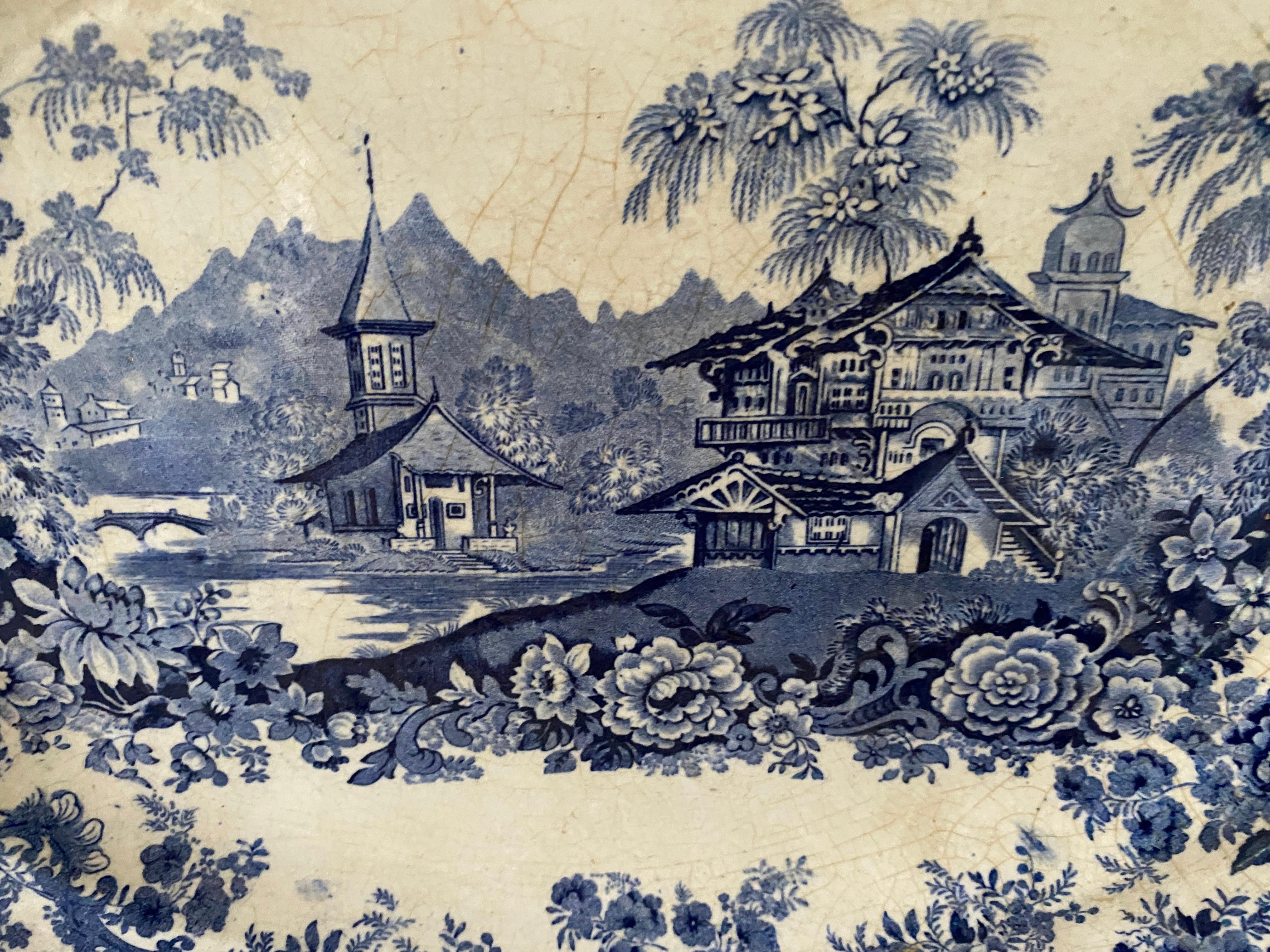 Eine antike chinesische blau-weiße Minton-Transferware aus dem 19. Jahrhundert. Es zeigt eine schöne pastorale Szene. Die Unterseite ist markiert.
MIT KOSTENLOSEM VERSAND AUF DEN AMERIKANISCHEN KONTINENT.  FRAGEN SIE EINFACH NACH EINEM ANGEBOT FÜR