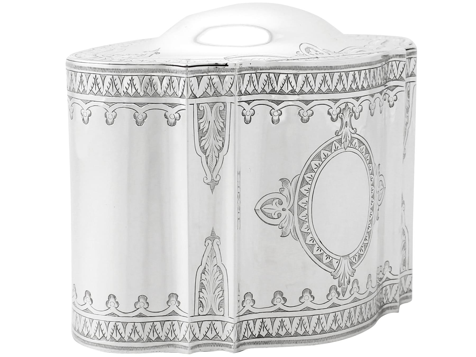 Una excepcional, fina e impresionante gran caja de té inglesa victoriana antigua de plata de ley con cerradura; una adición a nuestra colección de vajillas de té de plata.

Esta excepcional caja de té victoriana antigua de plata de ley tiene forma