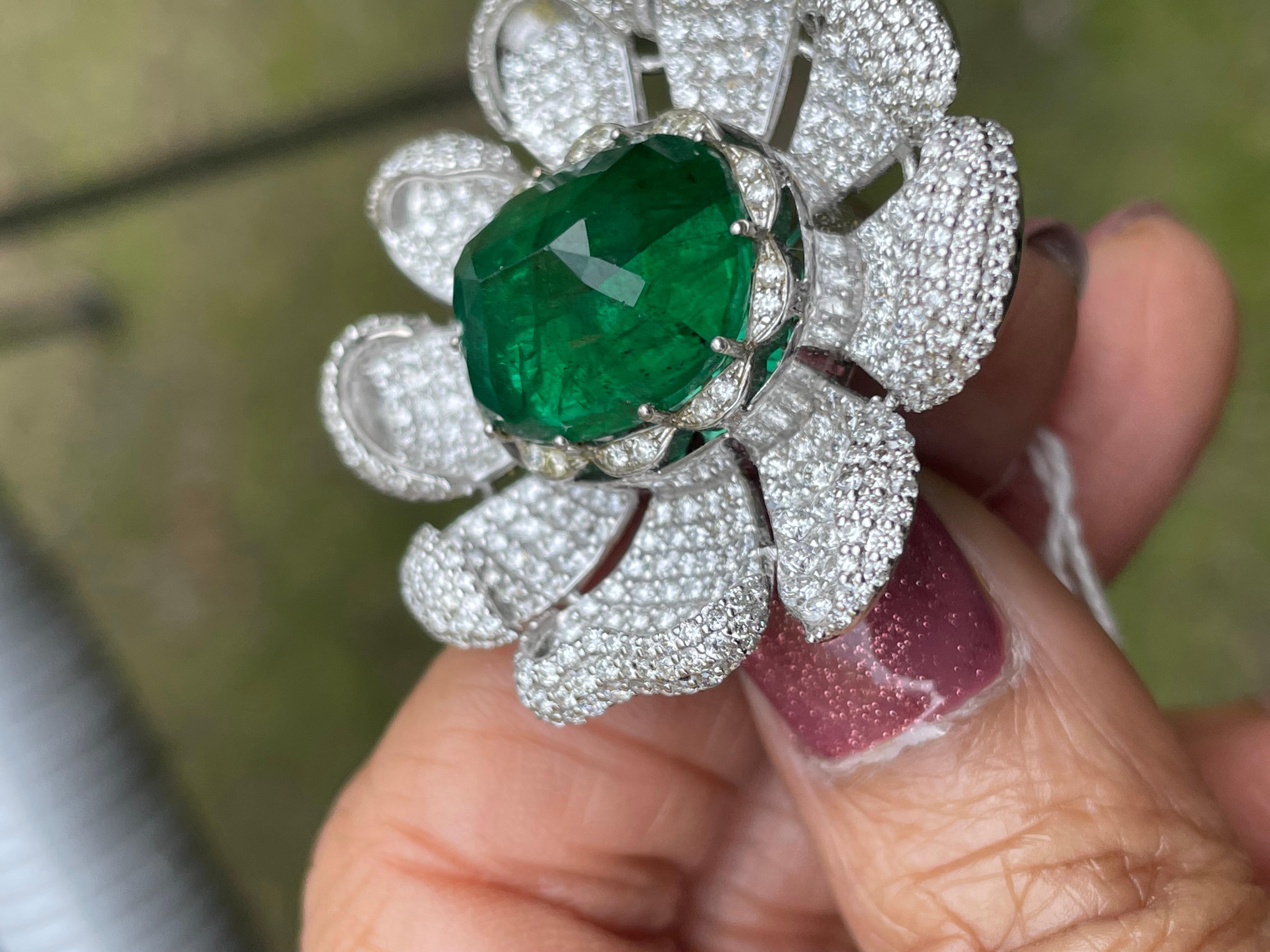 Women's 18.75 carat Emerald Diamond Pendant cum Ring, 18k white gold emerald ring For Sale