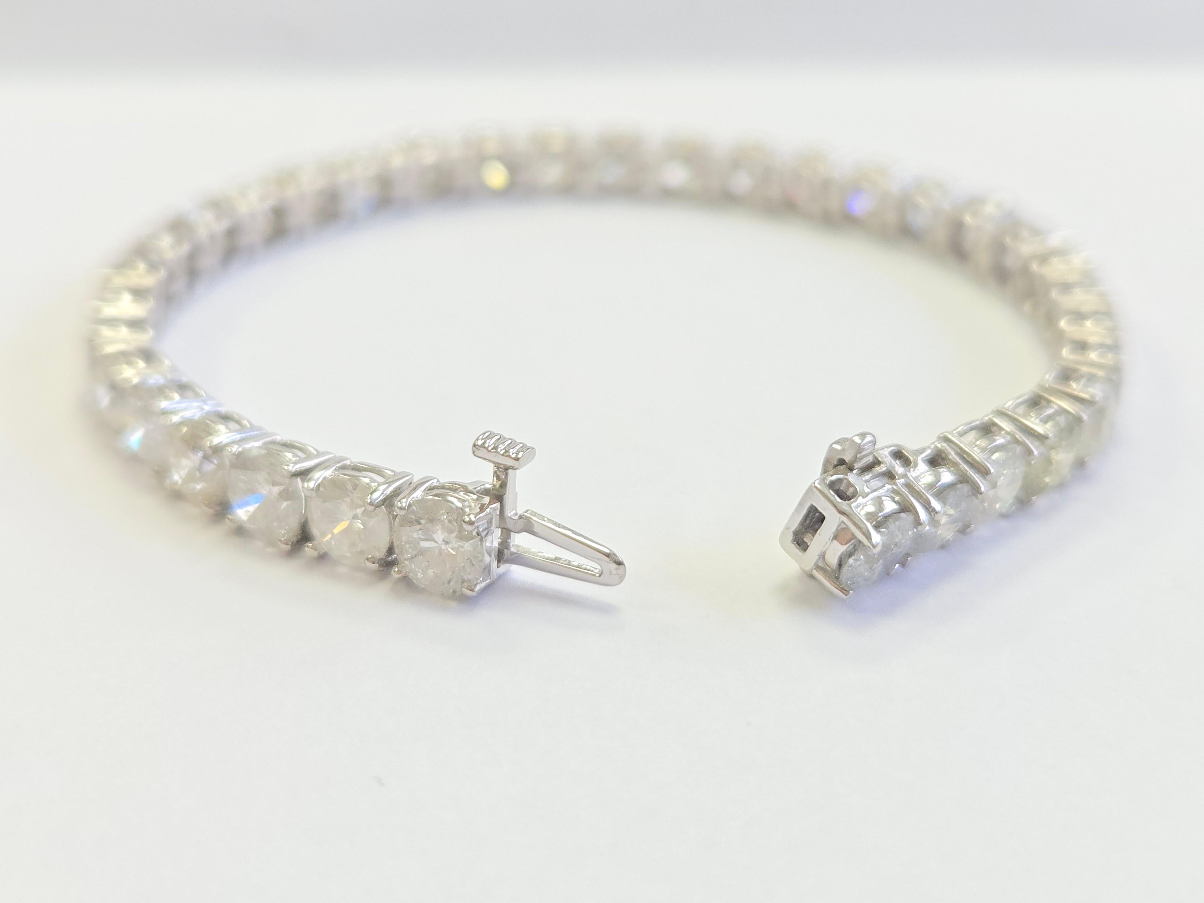 Pulsera de tenis con diamantes naturales de 18,75 quilates y oro blanco de 14 quilates Contemporáneo en venta