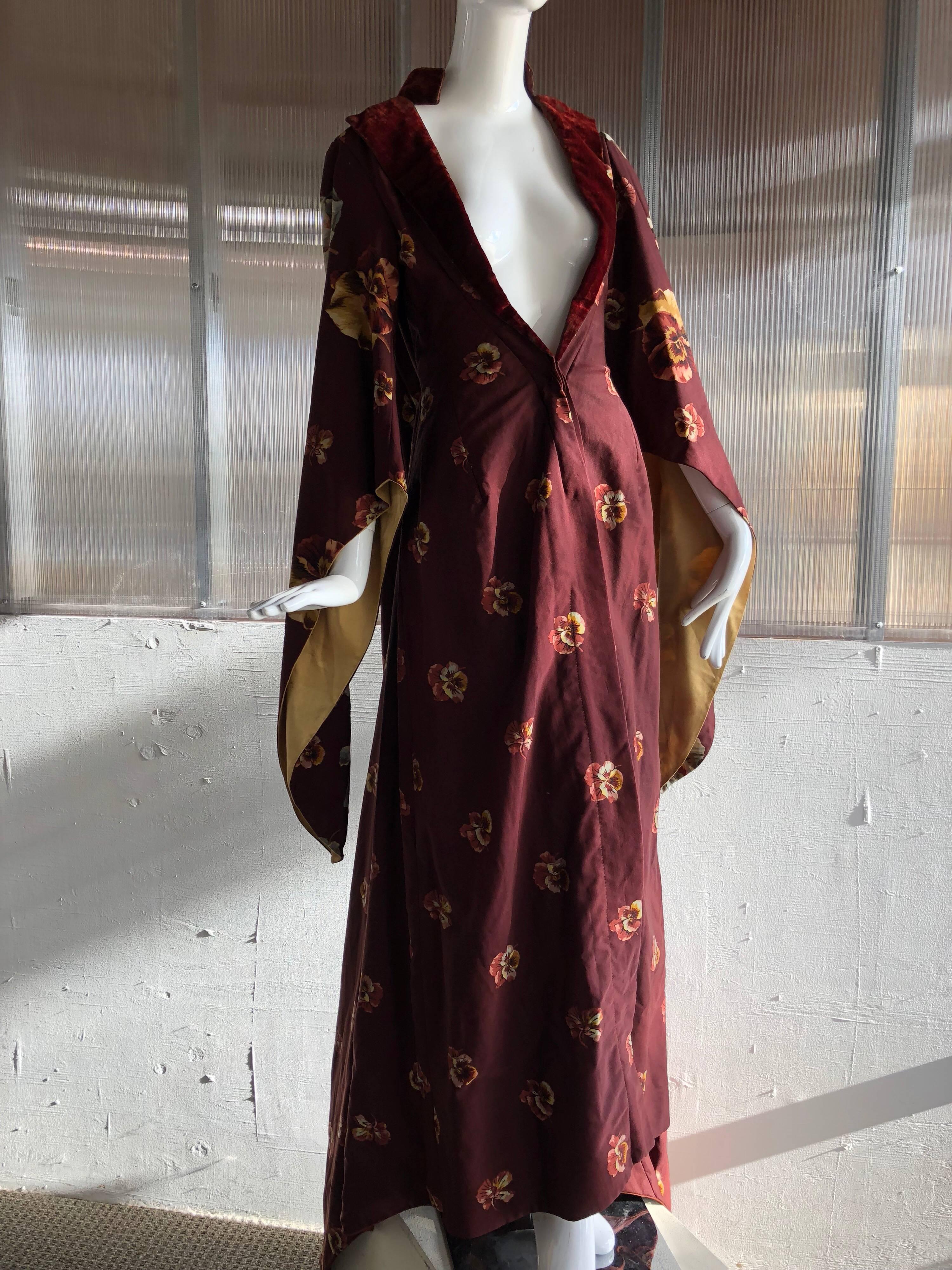1875 Dramatic Sleeve & Watteau Back Robe Déshabillé In Victorian Floral Print In Excellent Condition For Sale In Gresham, OR