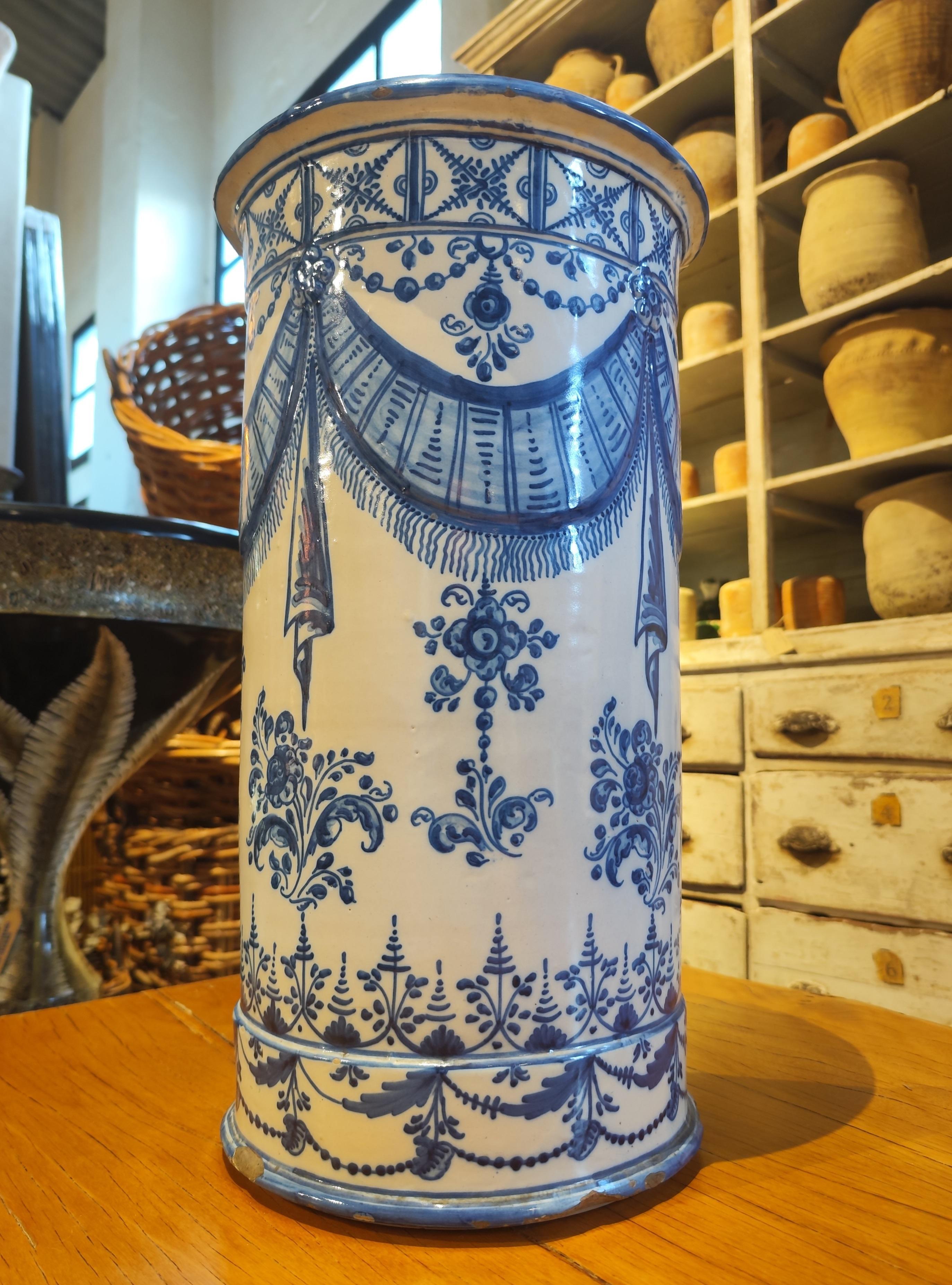 1875's Talavera Keramik signiert auf dem Sockel mit Girlande Dekoration im Angebot 9
