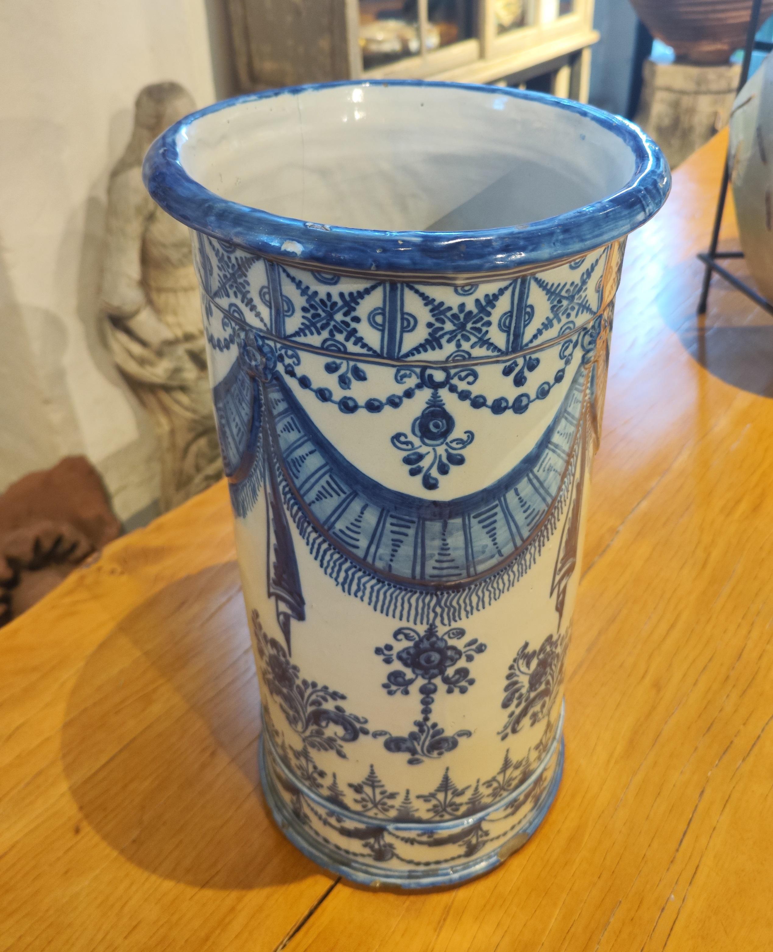 Auf dem Sockel signierte Talavera-Keramik mit blauem und weißem Dekor aus Girlanden und Blumen. Signiert auf der Unterseite Talavera, Spanien und die Nummer 383
