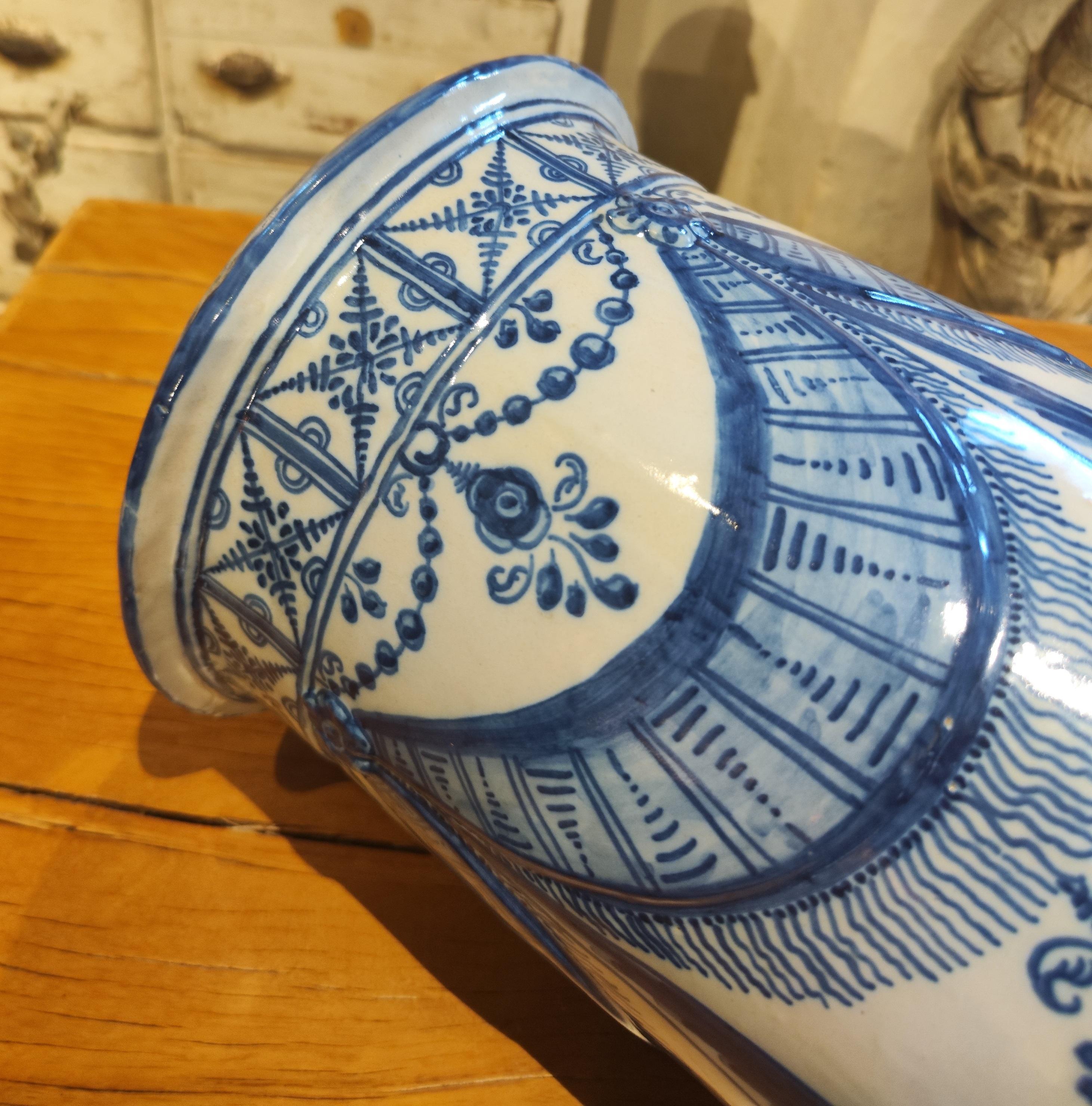1875's Talavera Keramik signiert auf dem Sockel mit Girlande Dekoration im Zustand „Gut“ im Angebot in Marbella, ES