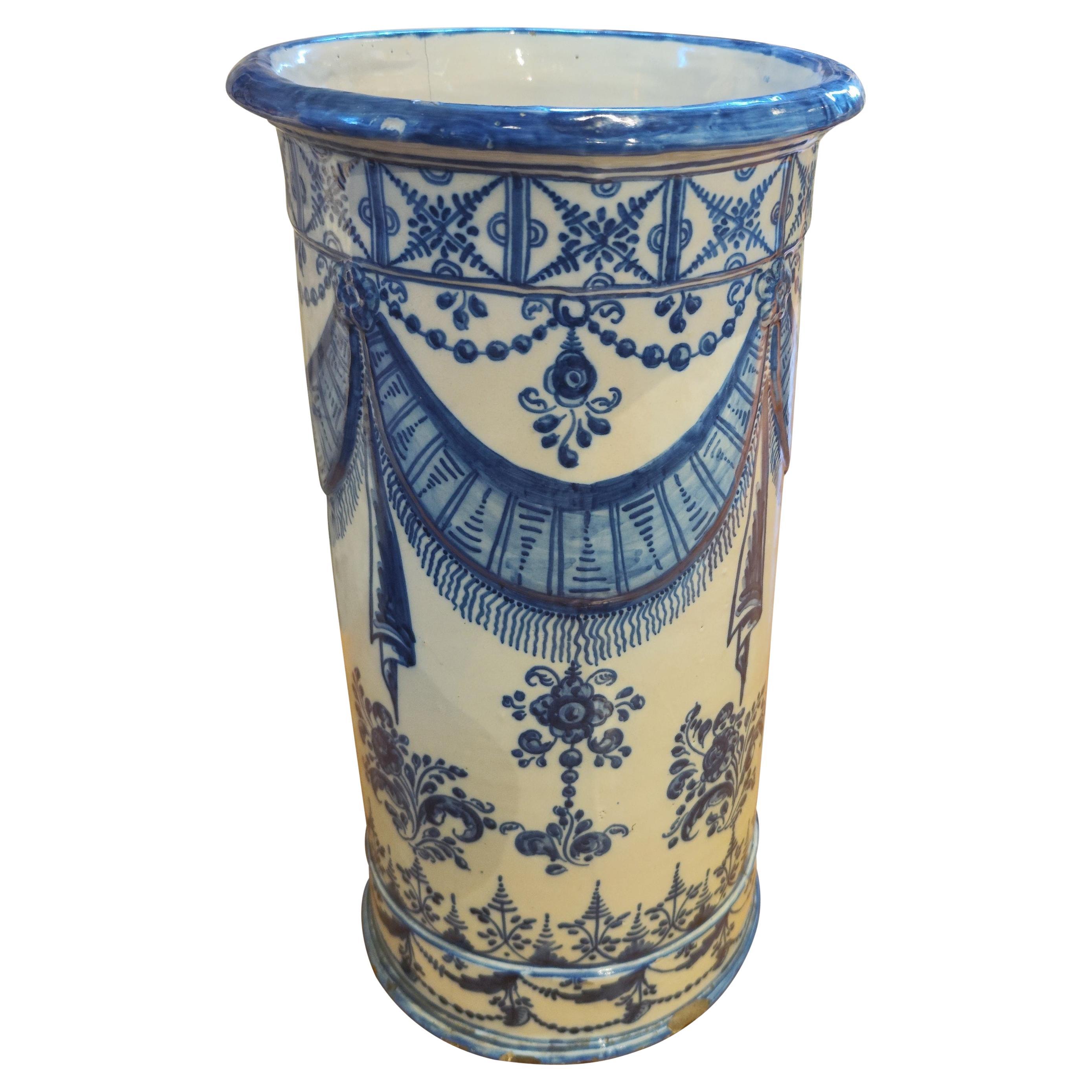 1875's Talavera Keramik signiert auf dem Sockel mit Girlande Dekoration im Angebot