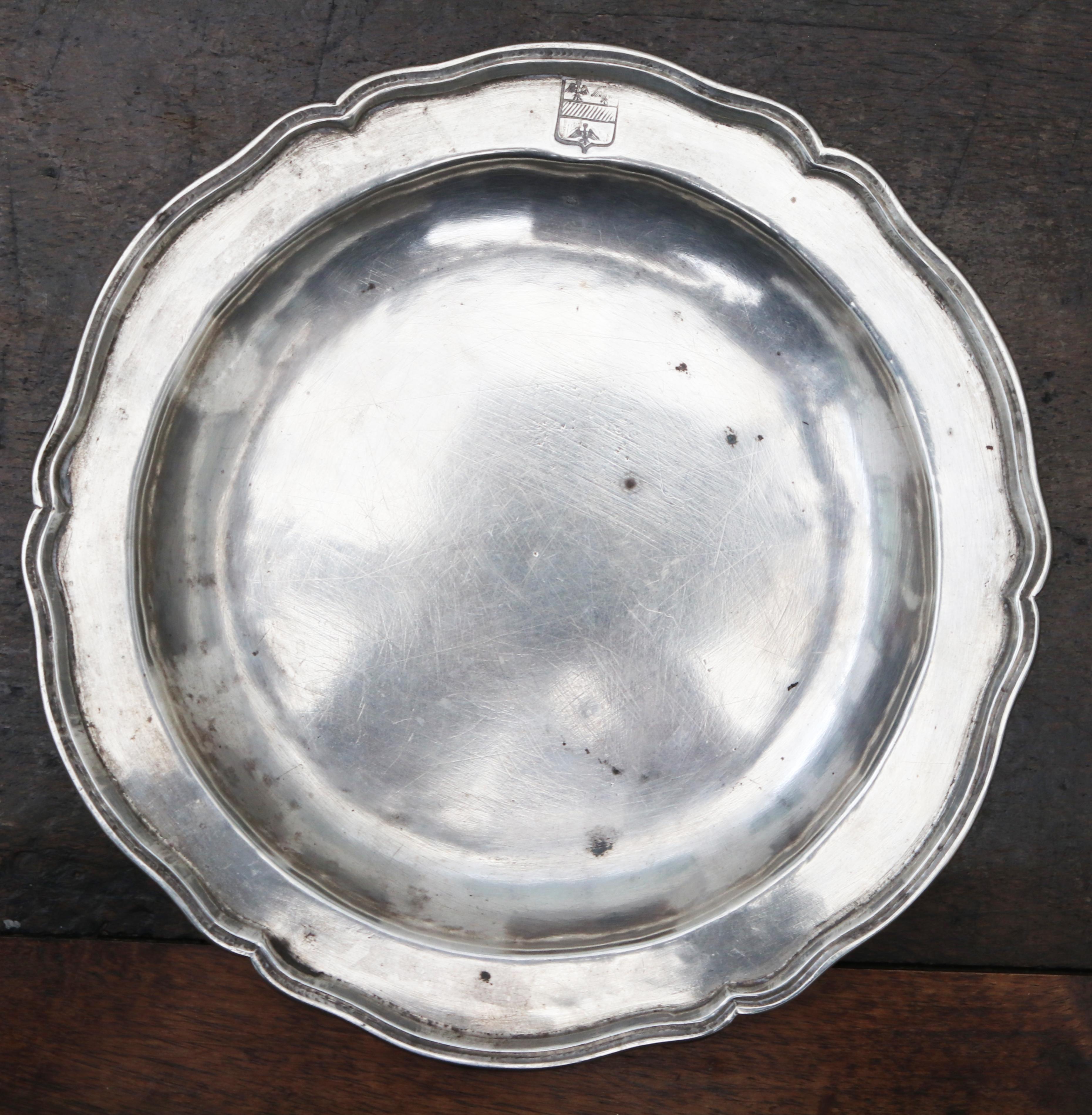 1875 Set of Eight 90% Silver Plates with Shaped Edges and Engraved Crest In Good Condition In Marbella, ES