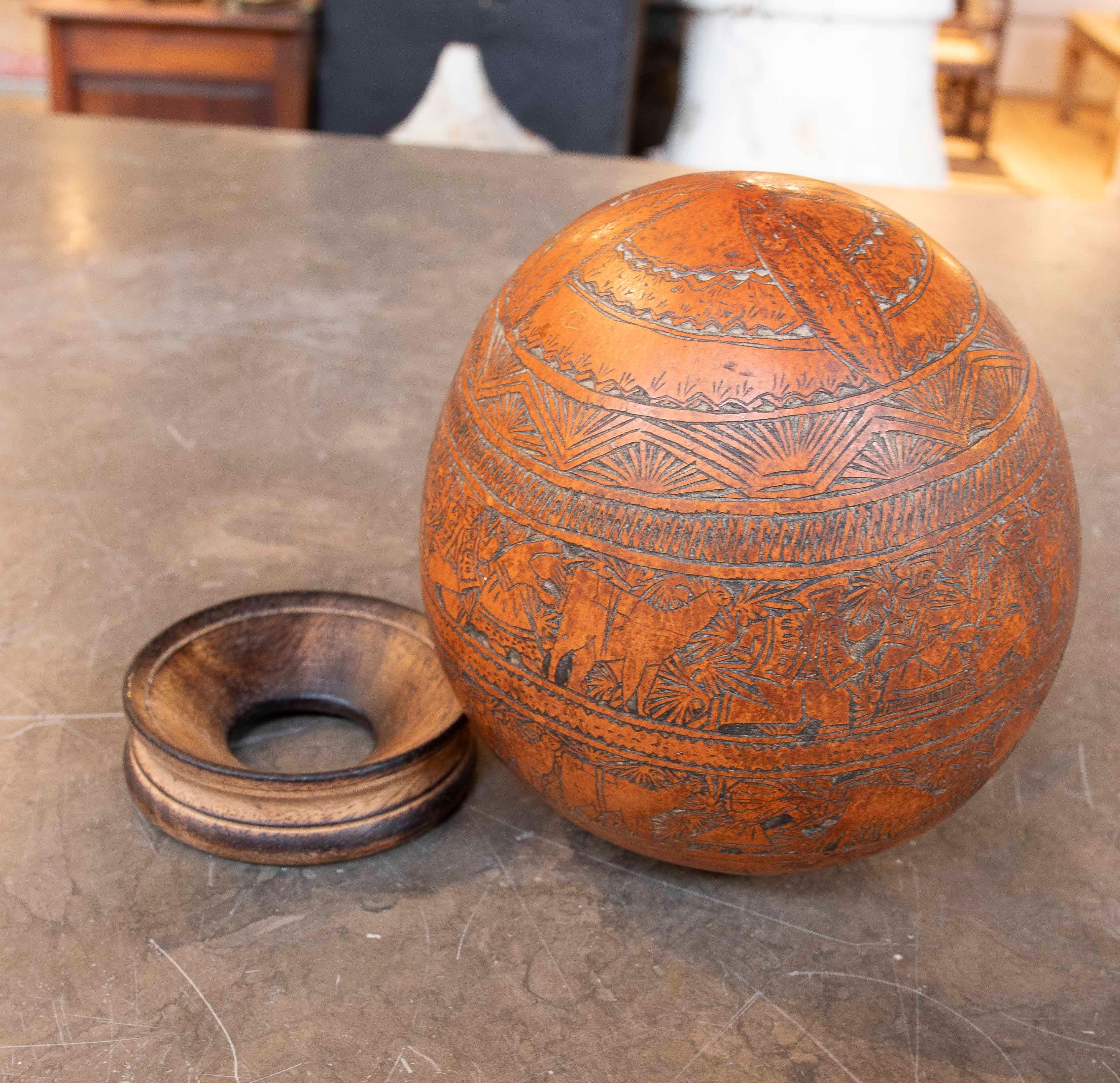 1875er geschnitzte Kokosnuss mit hölzernem Träger und geometrischer Dekoration im Zustand „Gut“ im Angebot in Marbella, ES