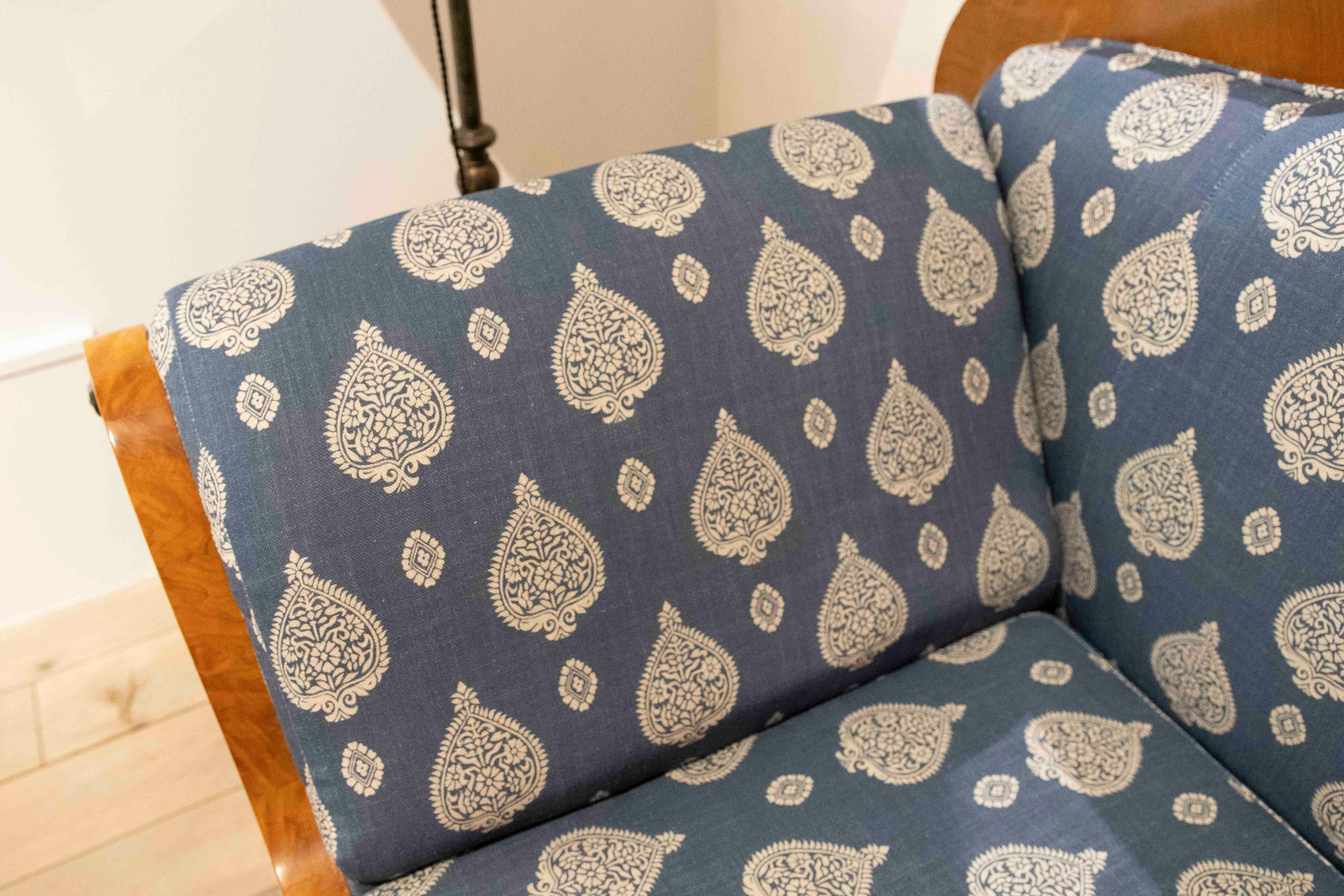Divano classico in legno del 1875 rivestito in blu con motivi floreali in vendita 5