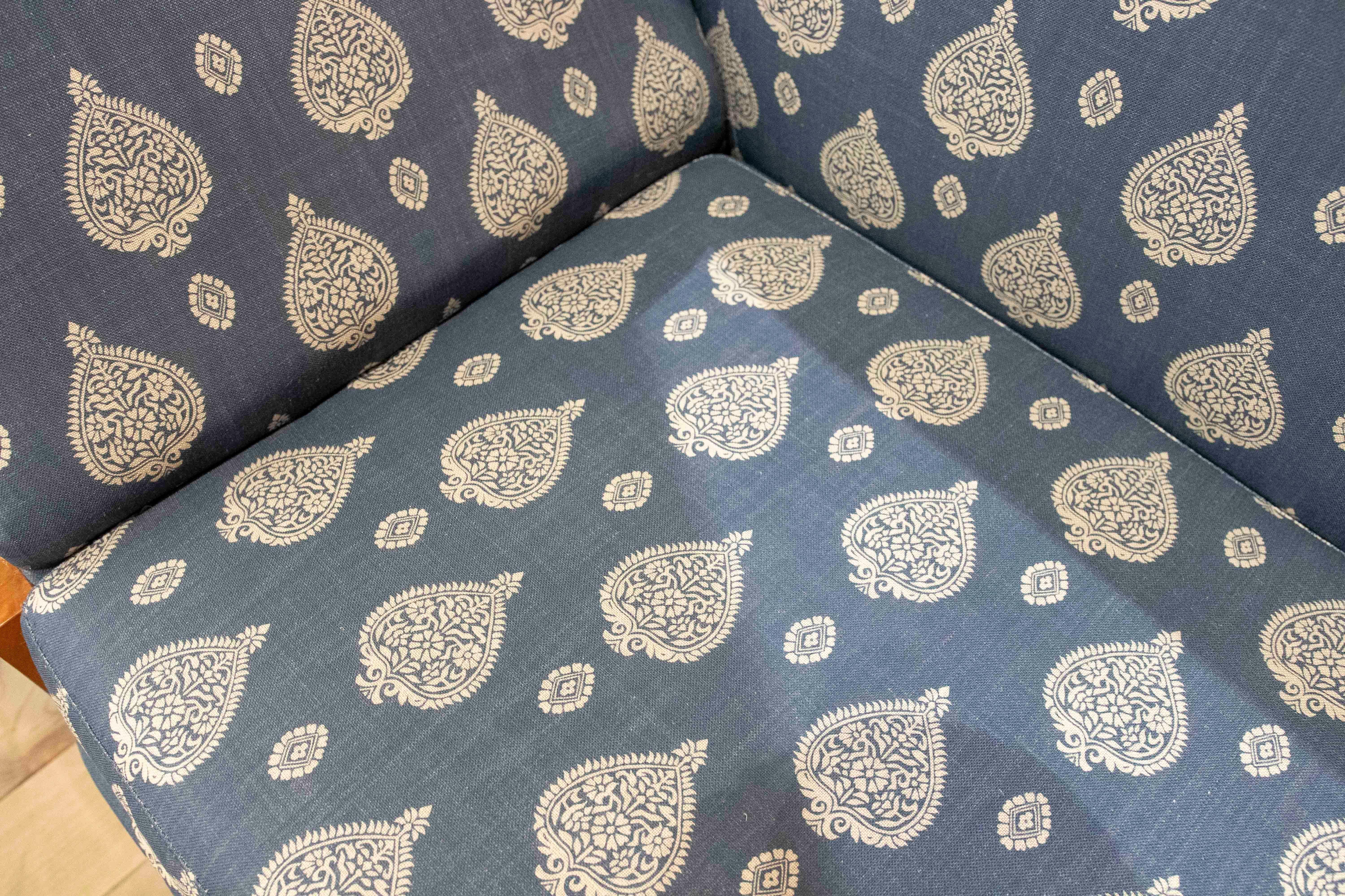 Divano classico in legno del 1875 rivestito in blu con motivi floreali in vendita 6