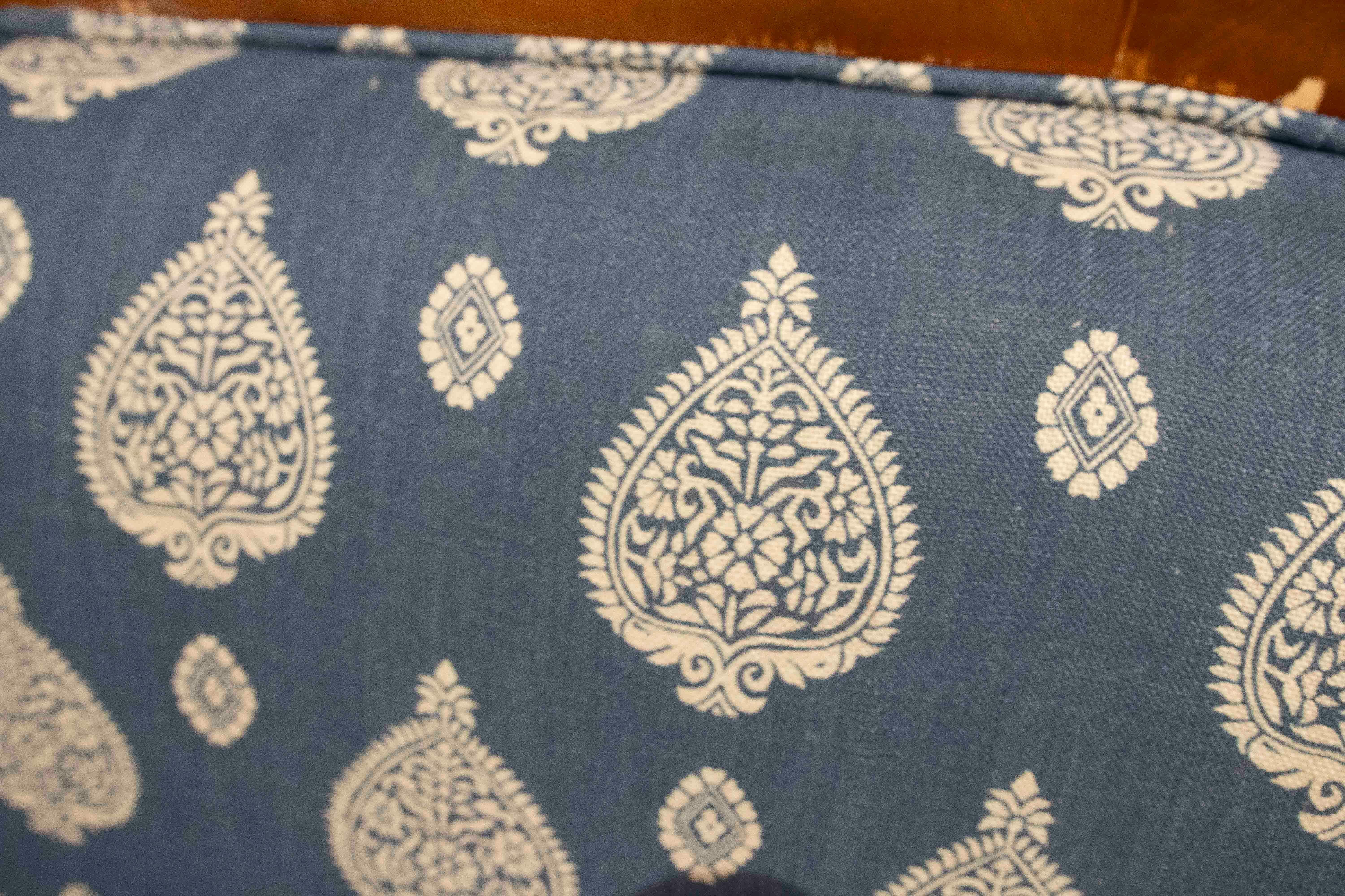 Divano classico in legno del 1875 rivestito in blu con motivi floreali in vendita 7