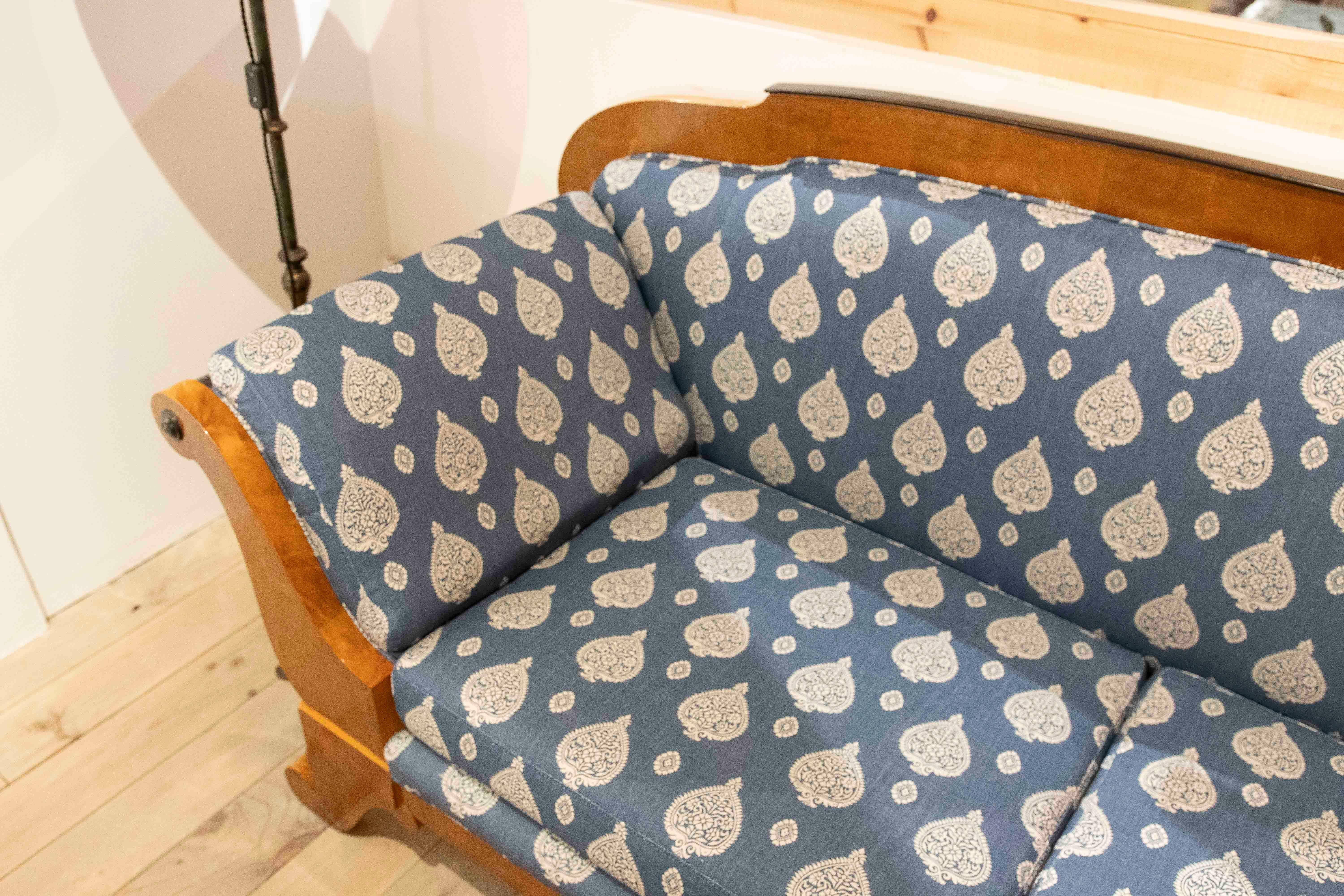 Inglese Divano classico in legno del 1875 rivestito in blu con motivi floreali in vendita
