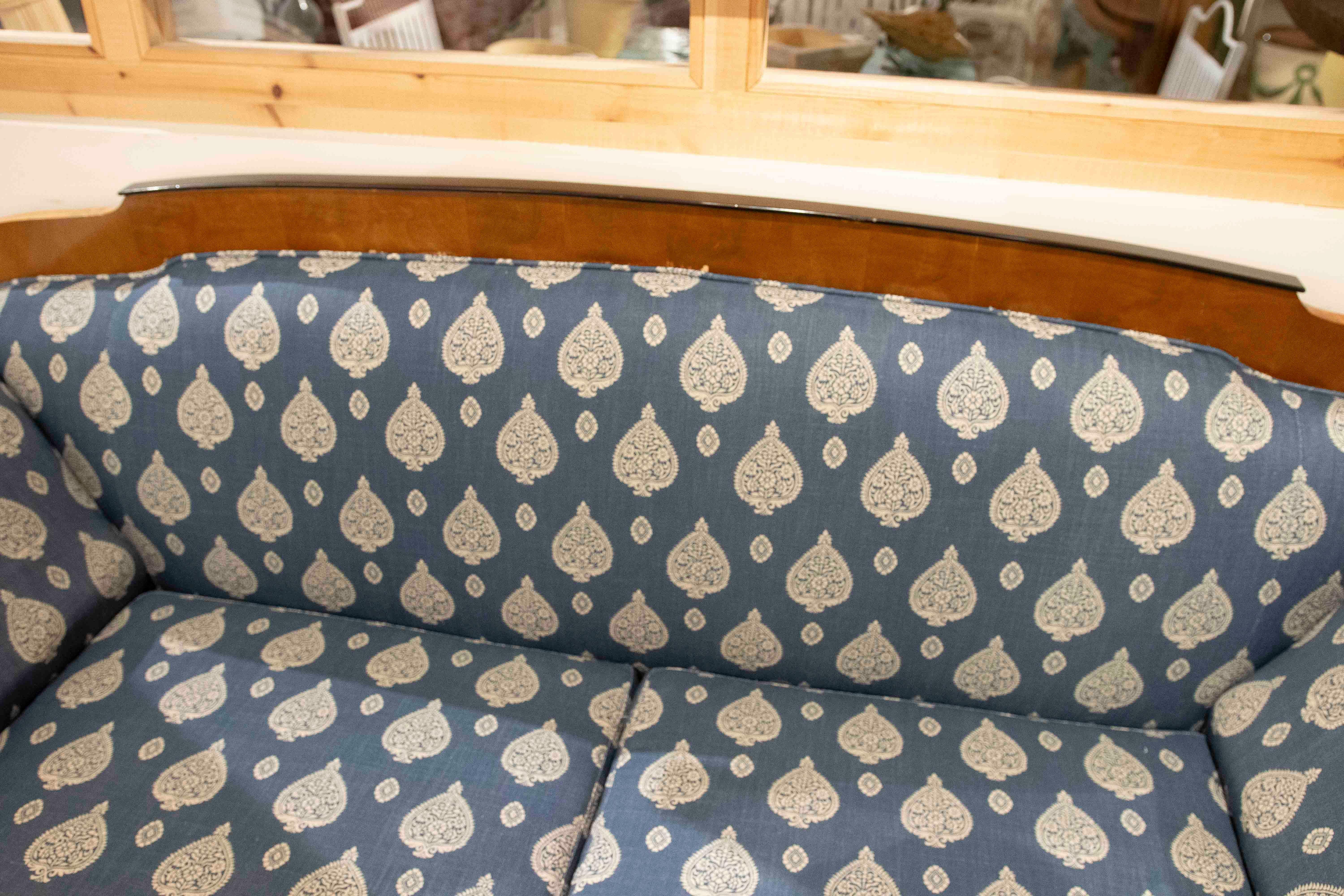 Divano classico in legno del 1875 rivestito in blu con motivi floreali In condizioni buone in vendita a Marbella, ES