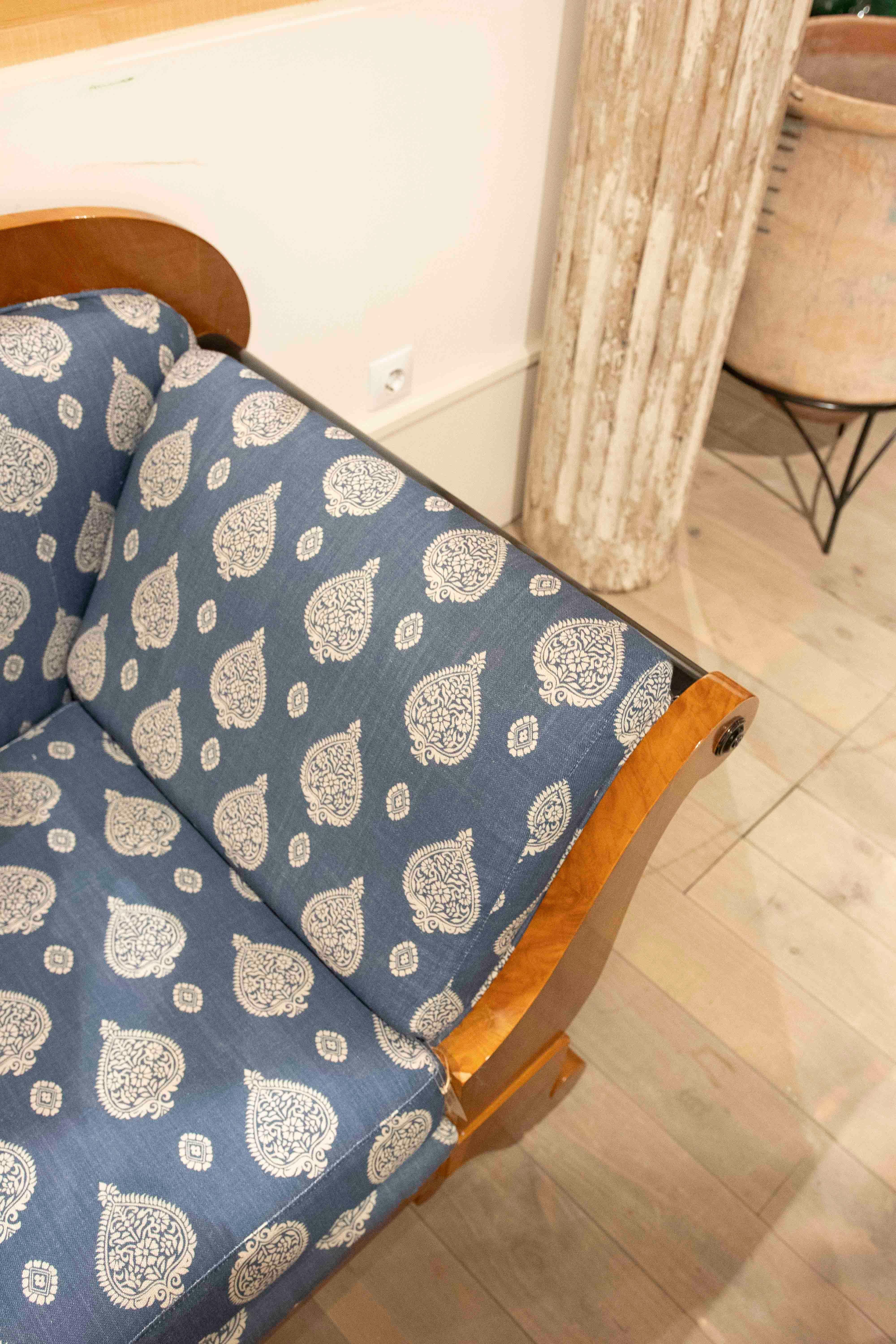 XIX secolo Divano classico in legno del 1875 rivestito in blu con motivi floreali in vendita