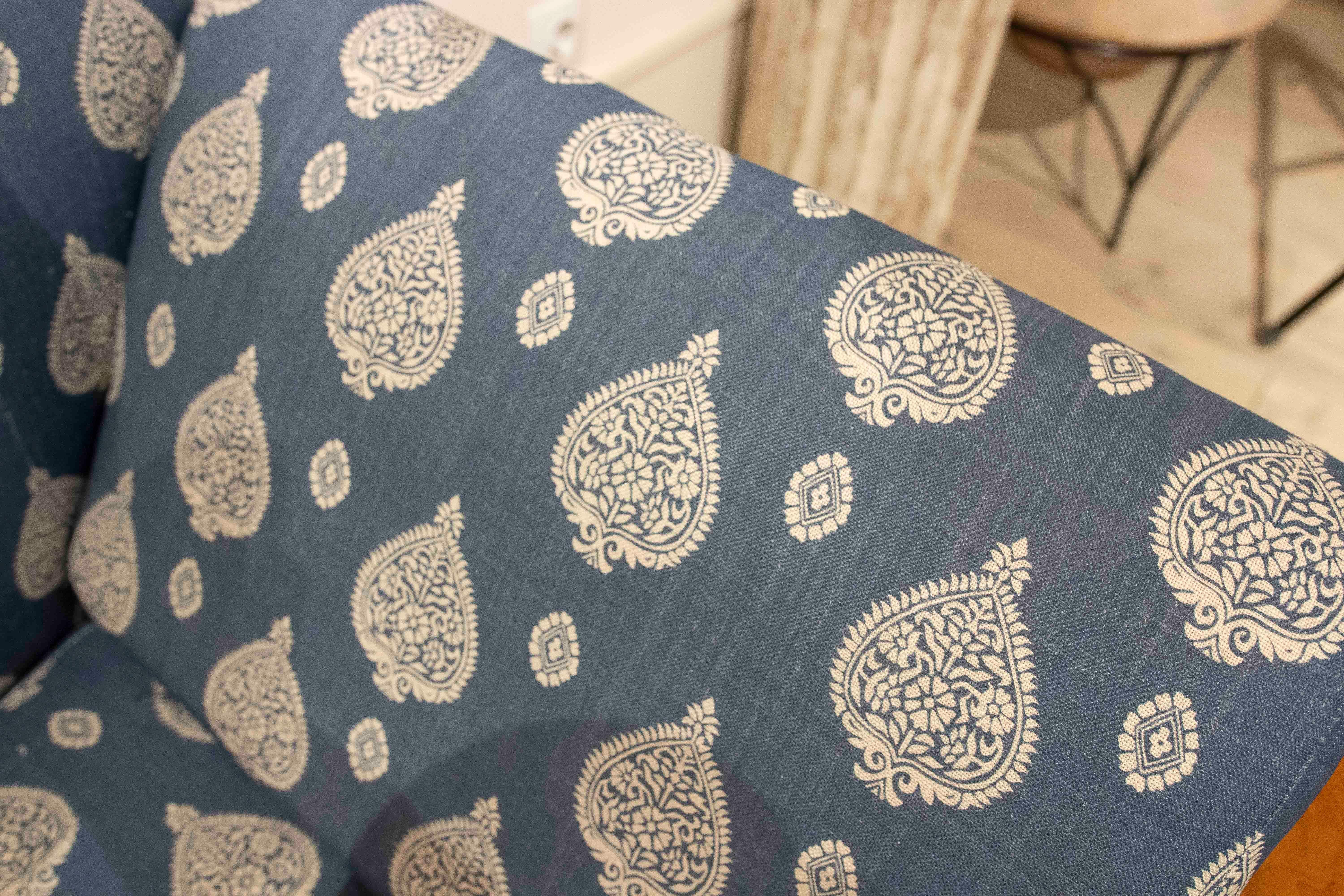 Tessuto Divano classico in legno del 1875 rivestito in blu con motivi floreali in vendita