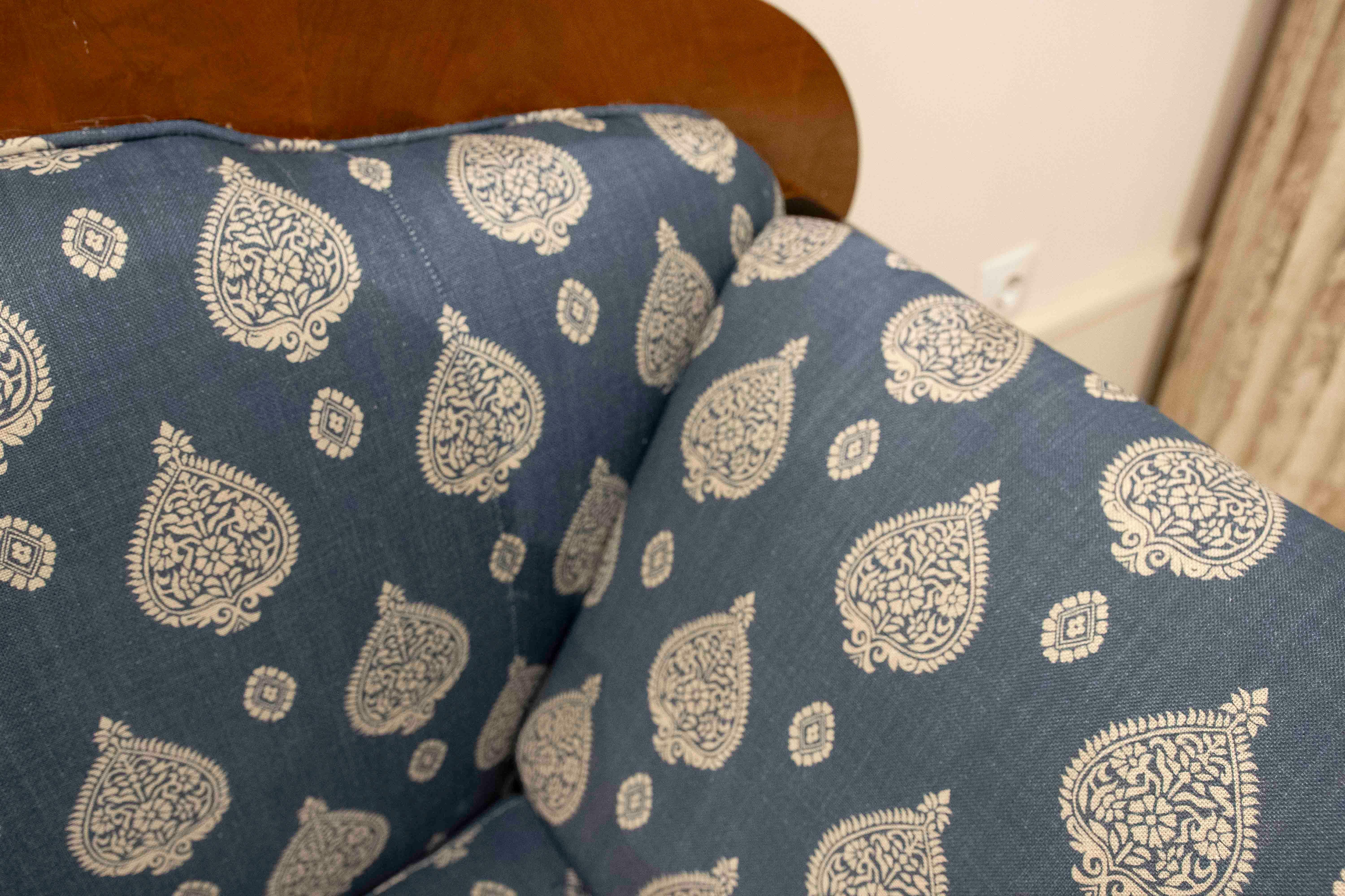 Divano classico in legno del 1875 rivestito in blu con motivi floreali in vendita 1