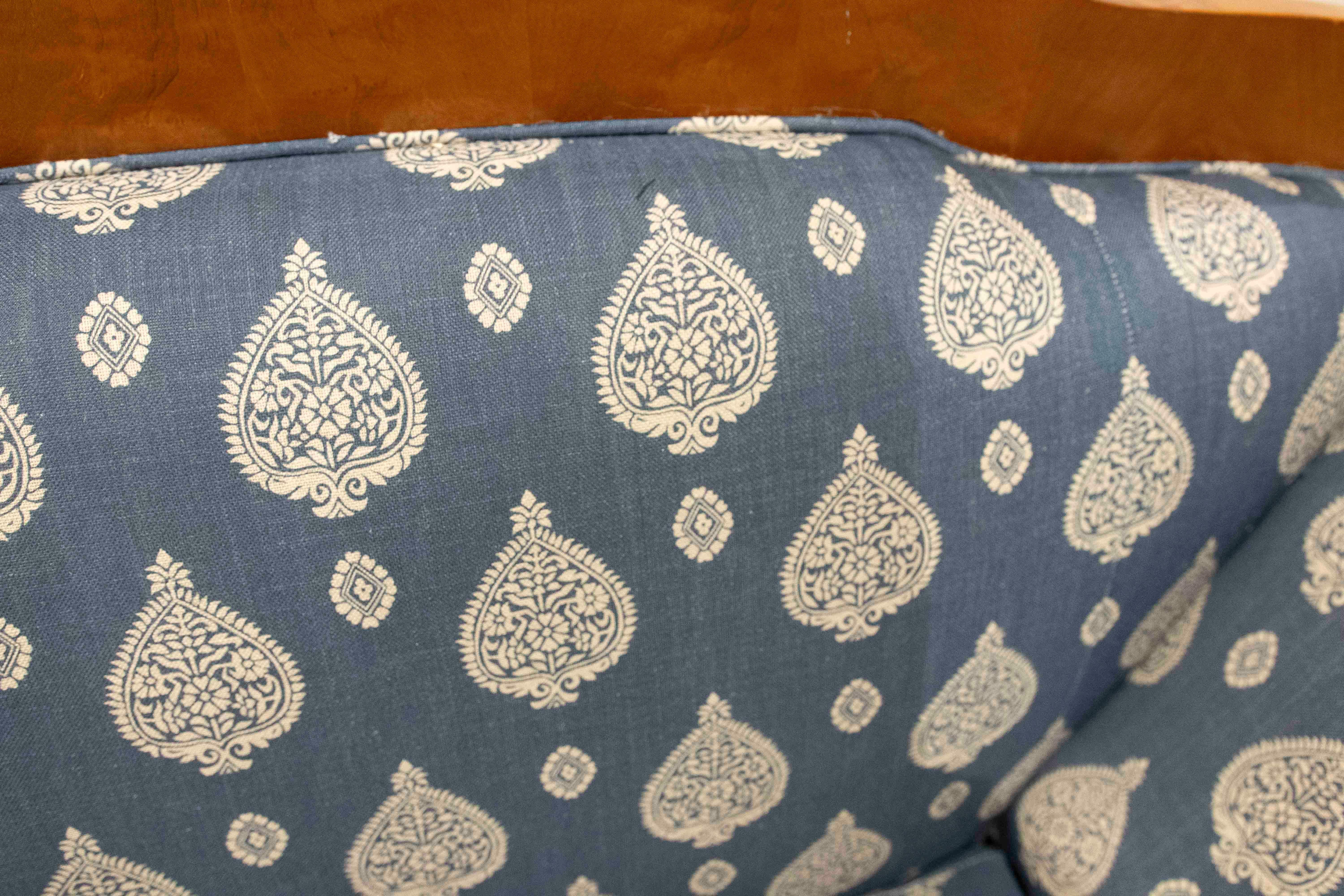 Divano classico in legno del 1875 rivestito in blu con motivi floreali in vendita 2