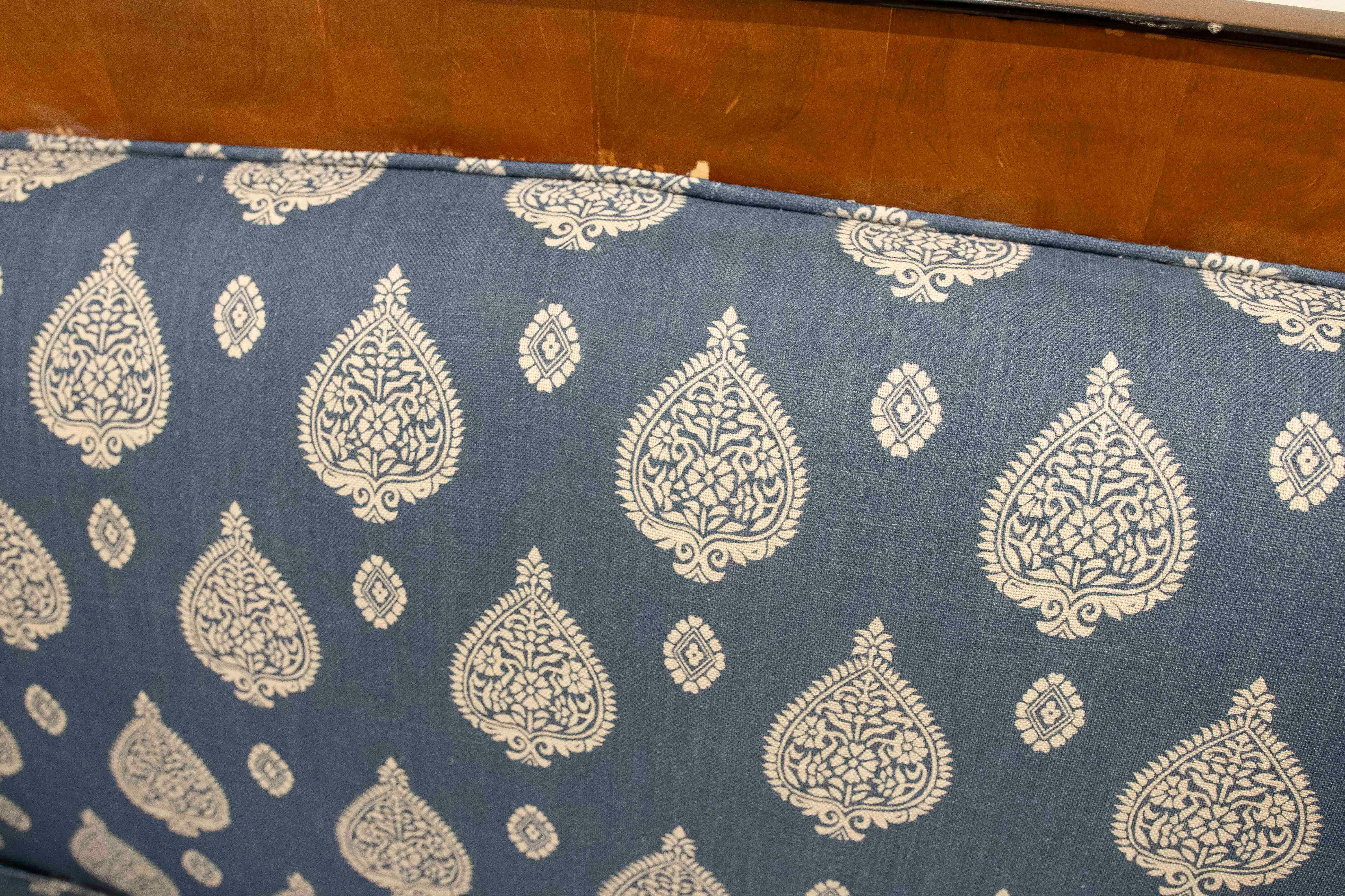 Divano classico in legno del 1875 rivestito in blu con motivi floreali in vendita 3