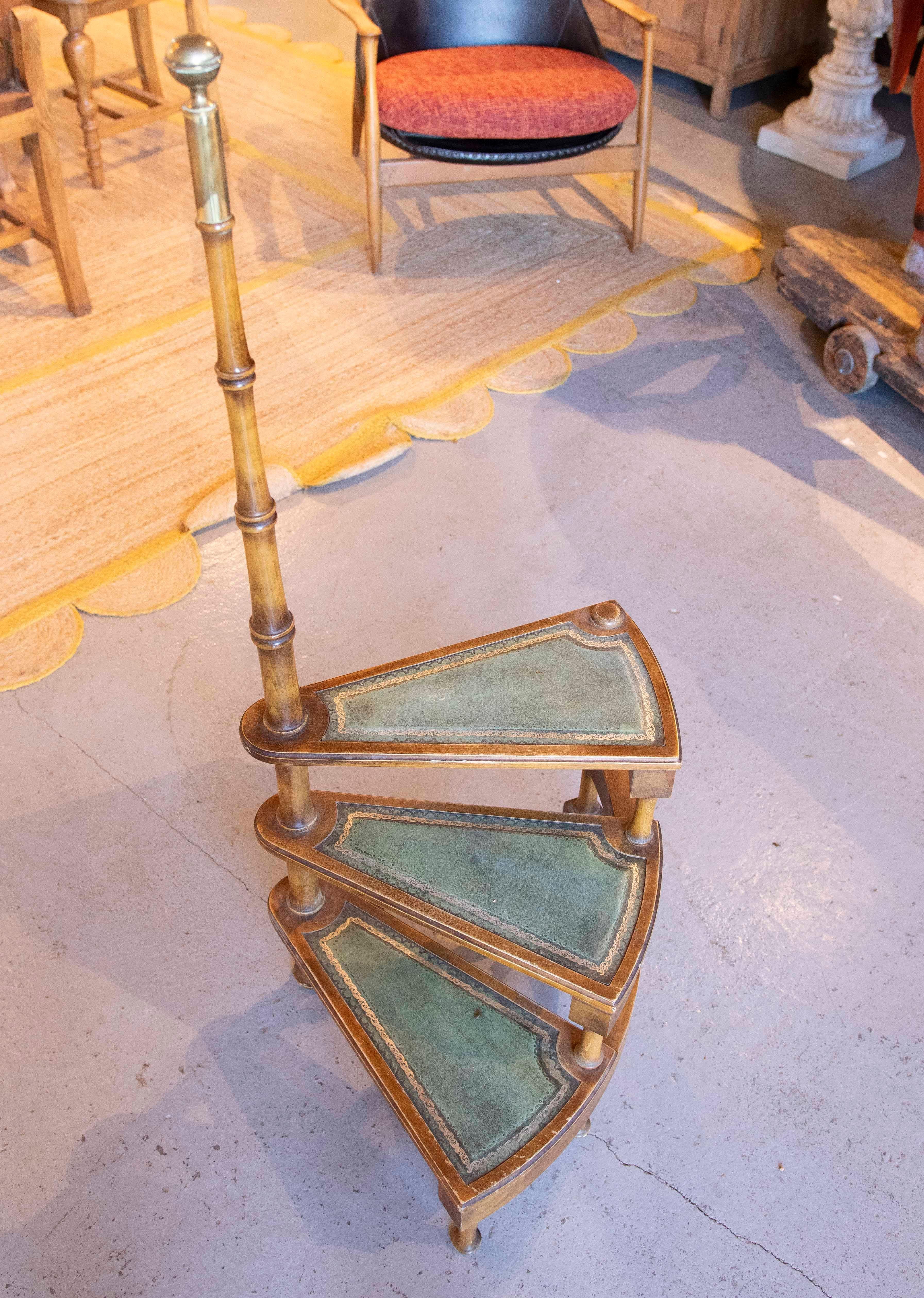 1875s English Spiral Library Staircase with Green Leather Trim For Sale 14