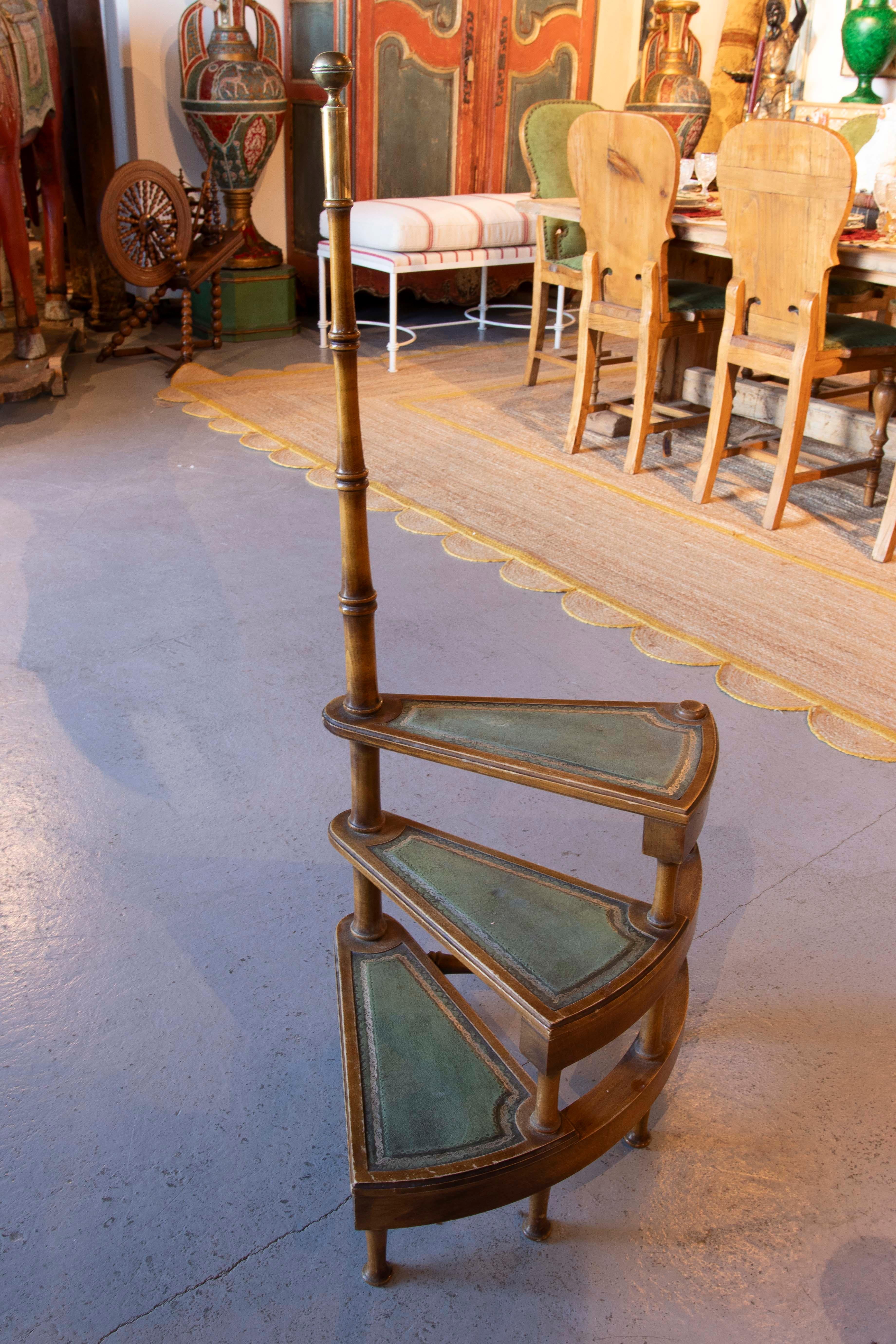 1875s English Spiral Library Staircase with Green Leather Trim In Good Condition For Sale In Marbella, ES