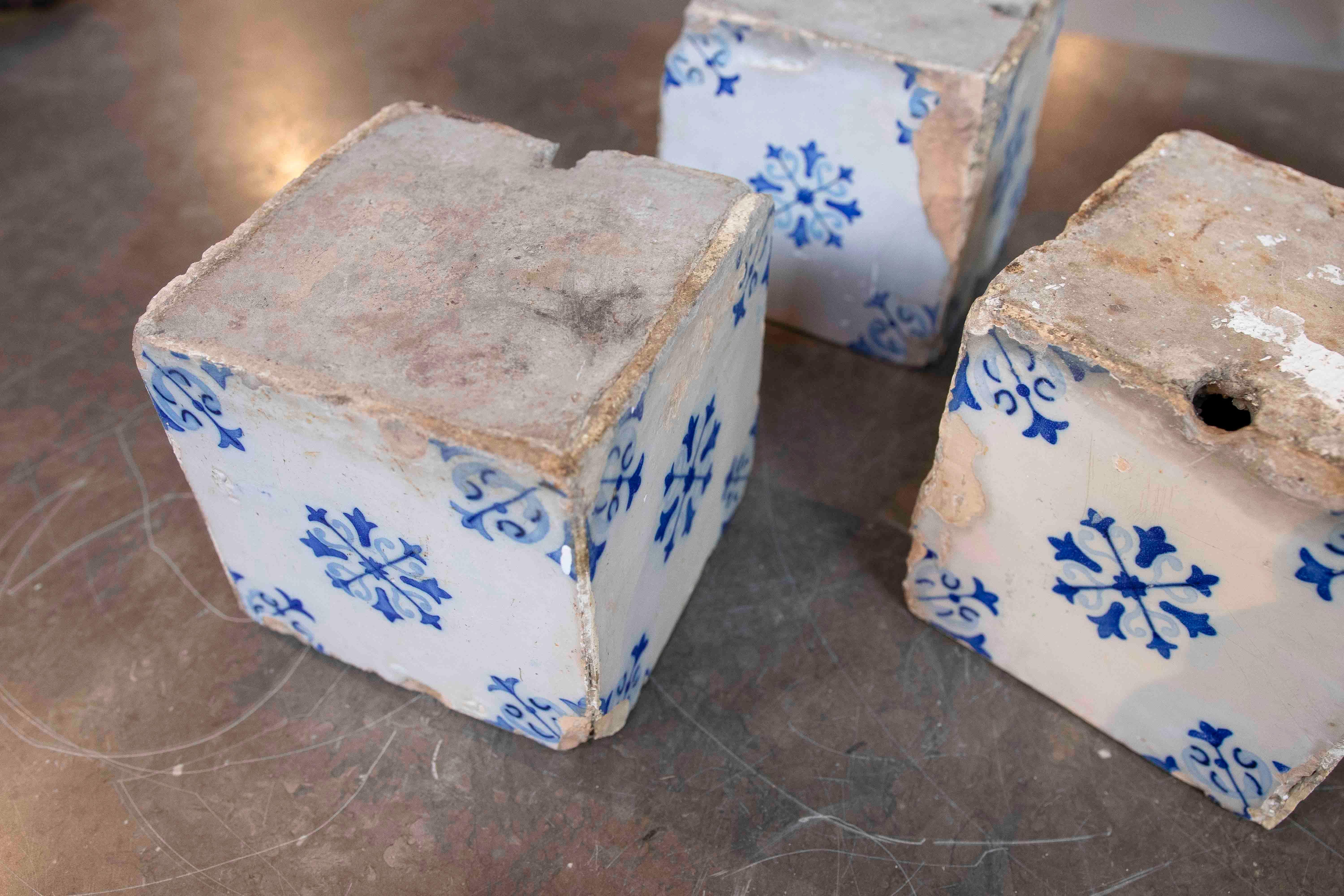 Set di vasi da fiori dipinti a mano del 1875 con piastrelle di ceramica antica in vendita 5