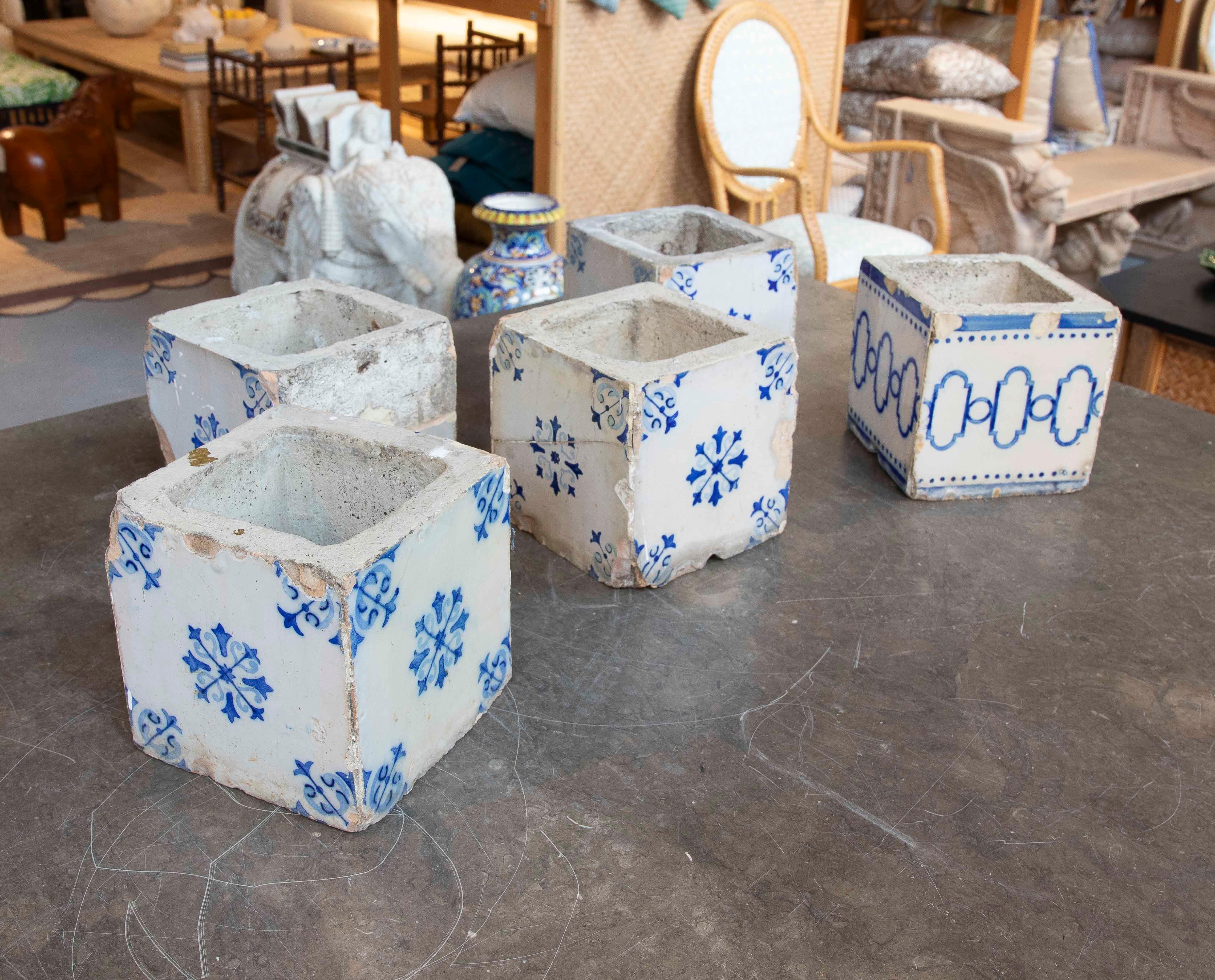 Spagnolo Set di vasi da fiori dipinti a mano del 1875 con piastrelle di ceramica antica in vendita