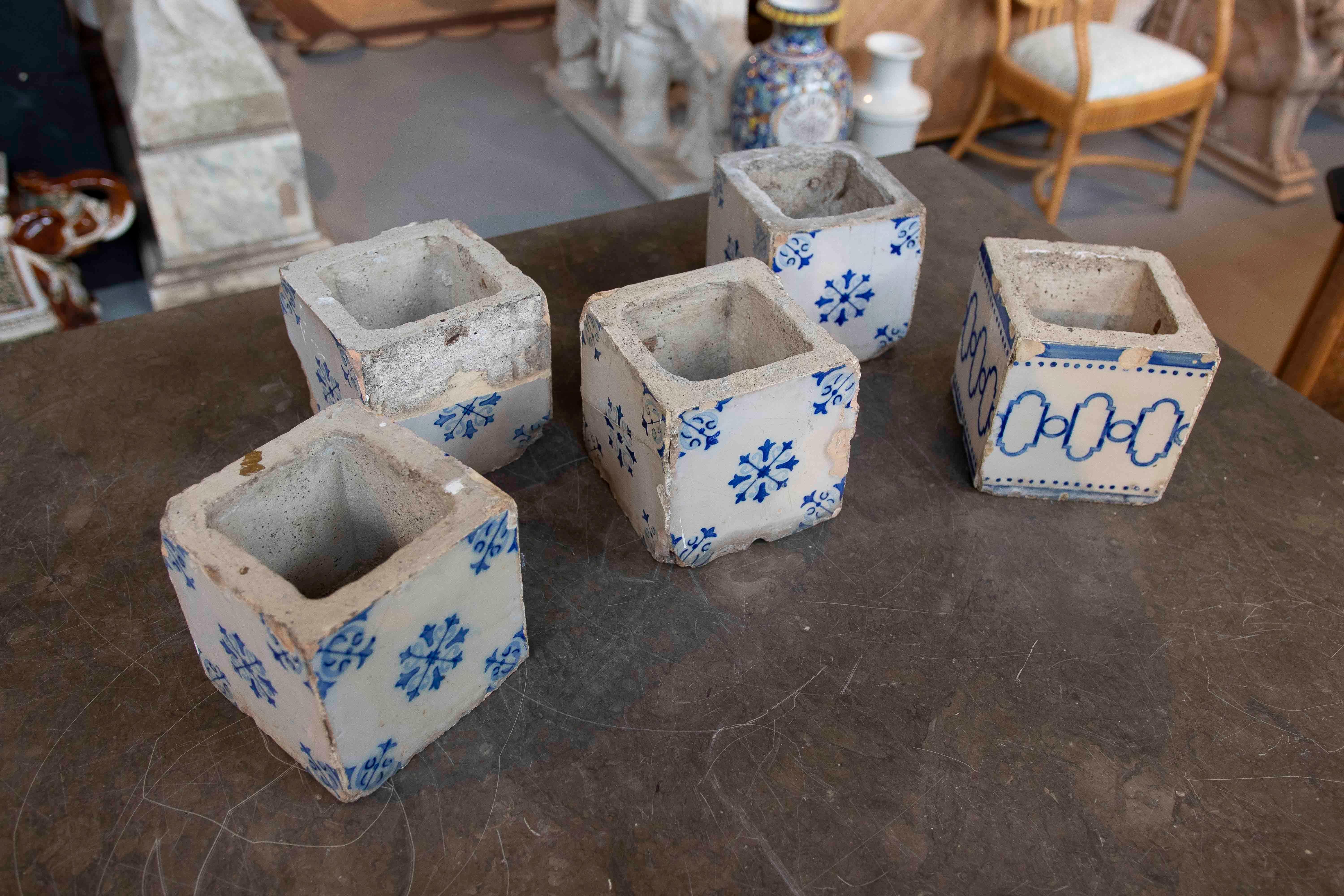 Fine XIX secolo Set di vasi da fiori dipinti a mano del 1875 con piastrelle di ceramica antica in vendita
