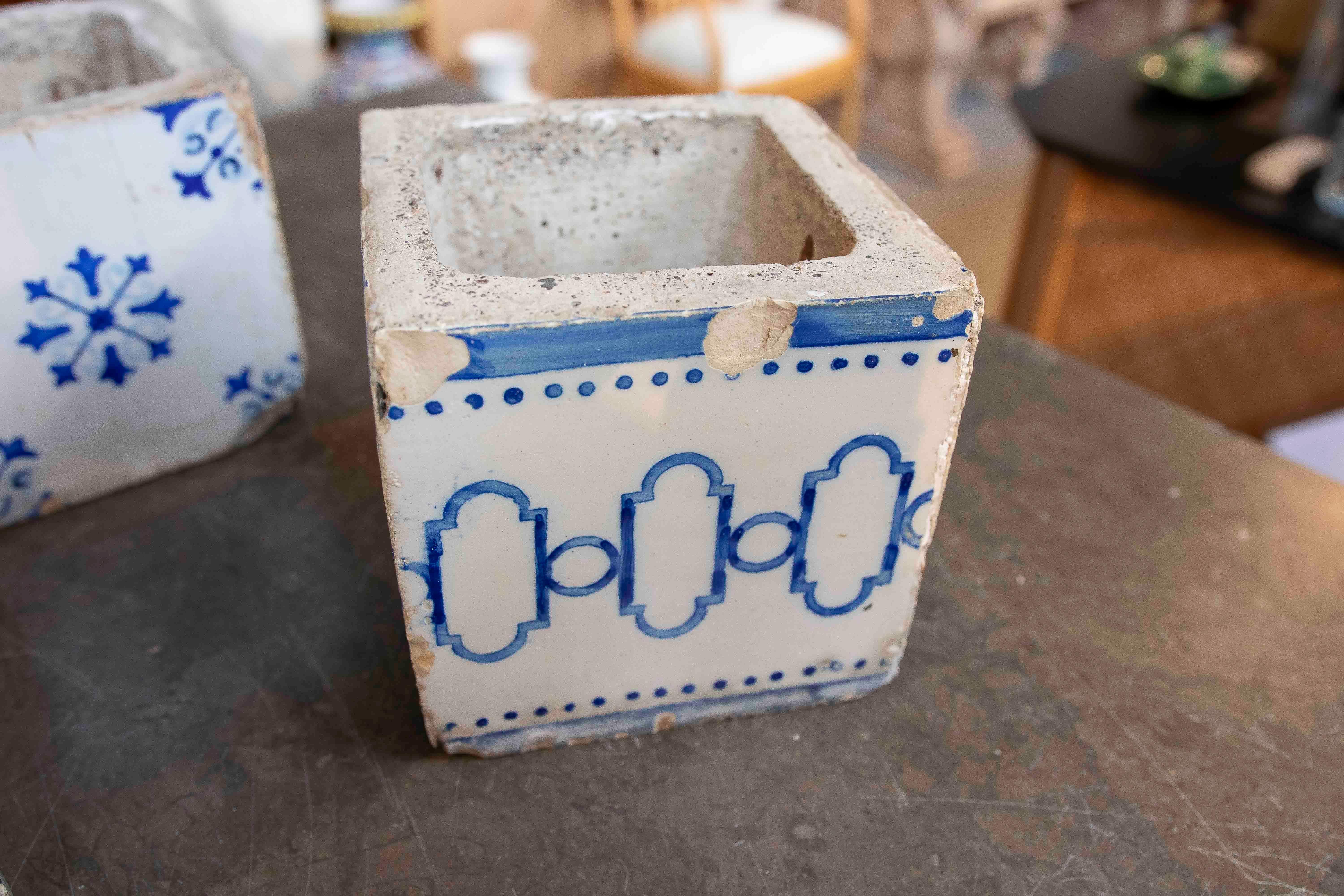 Ceramica Set di vasi da fiori dipinti a mano del 1875 con piastrelle di ceramica antica in vendita