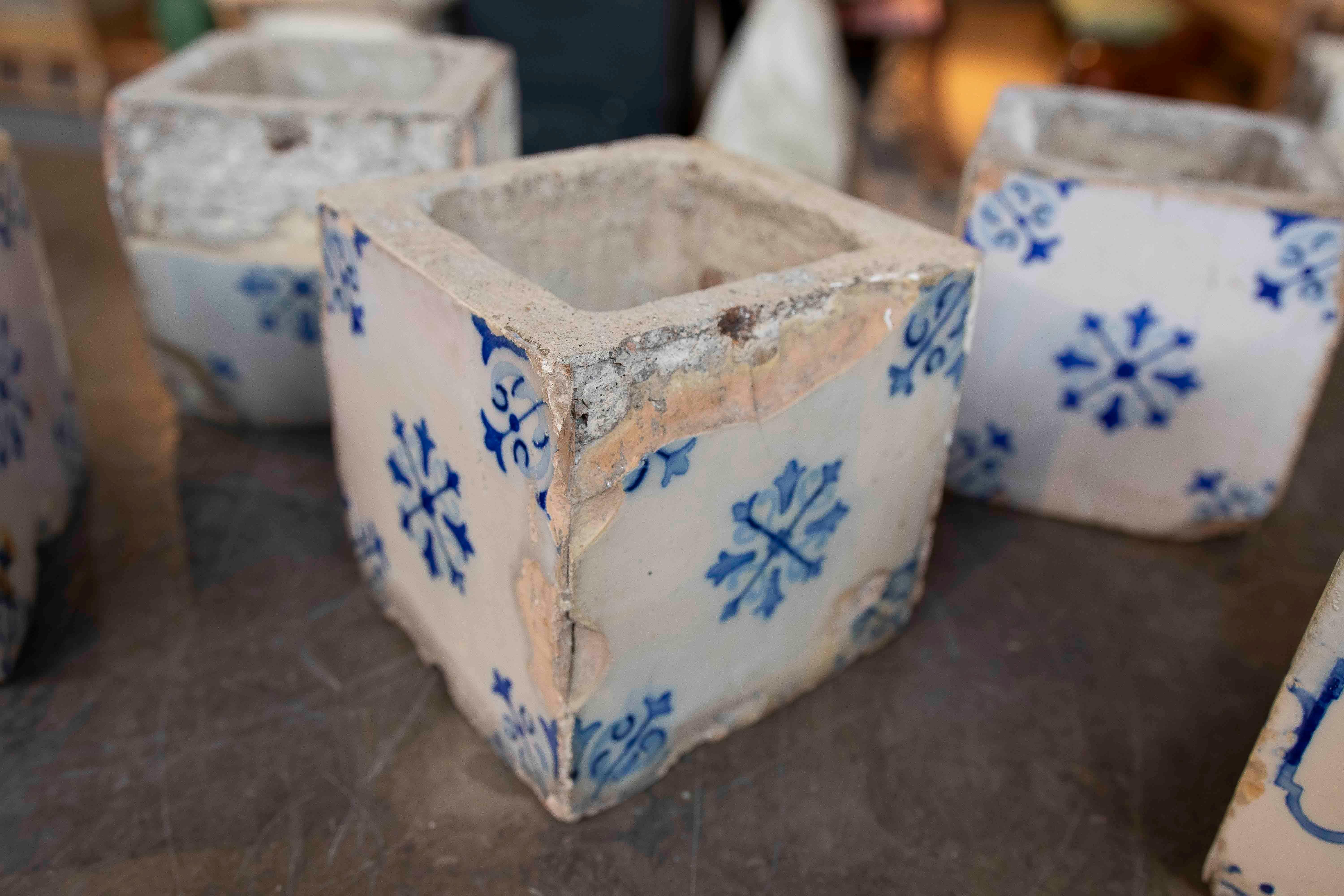 Set di vasi da fiori dipinti a mano del 1875 con piastrelle di ceramica antica in vendita 1