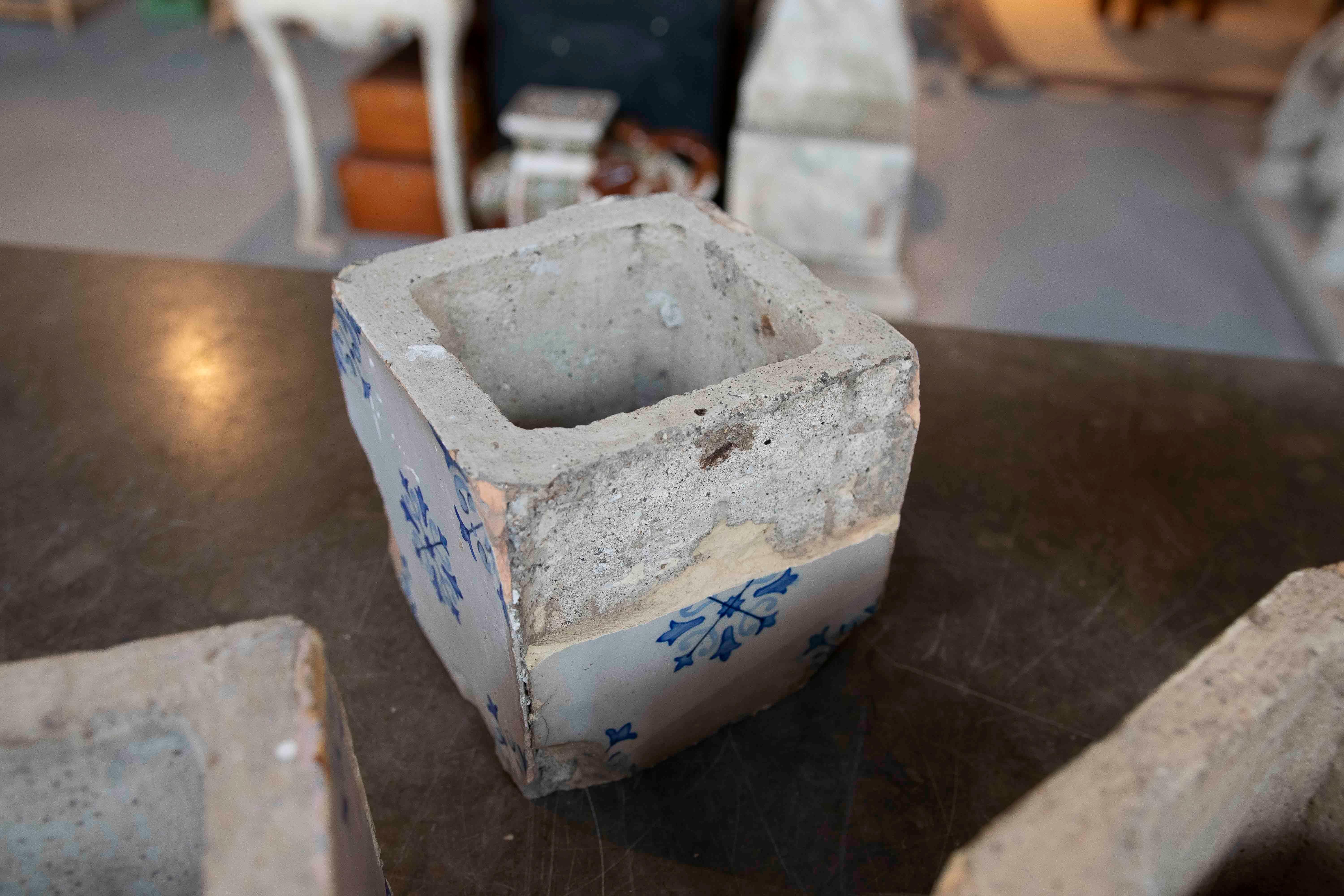 Set di vasi da fiori dipinti a mano del 1875 con piastrelle di ceramica antica in vendita 2